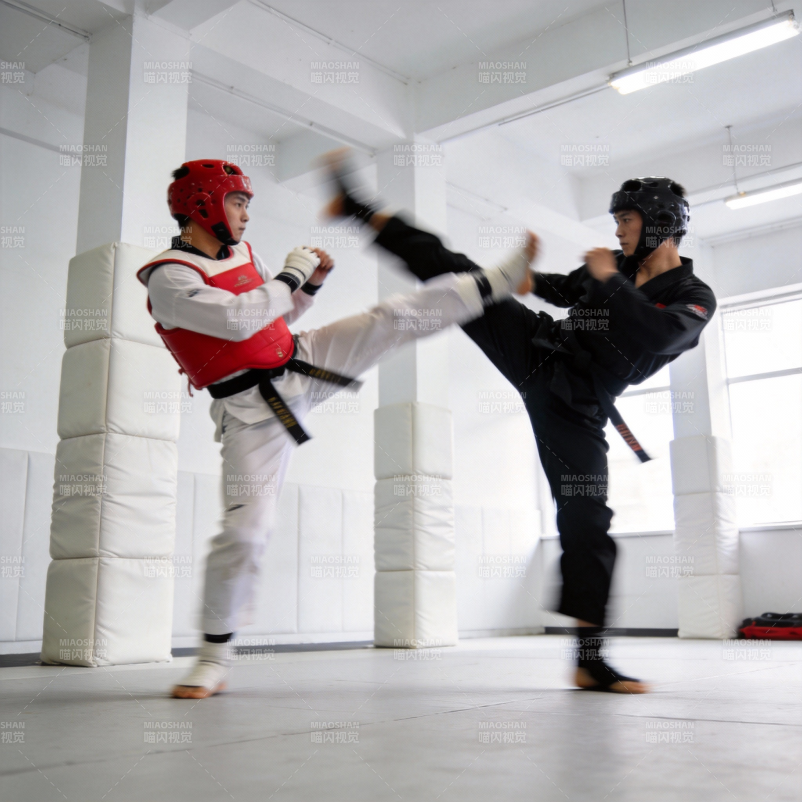 跆拳道对练瞬间图片