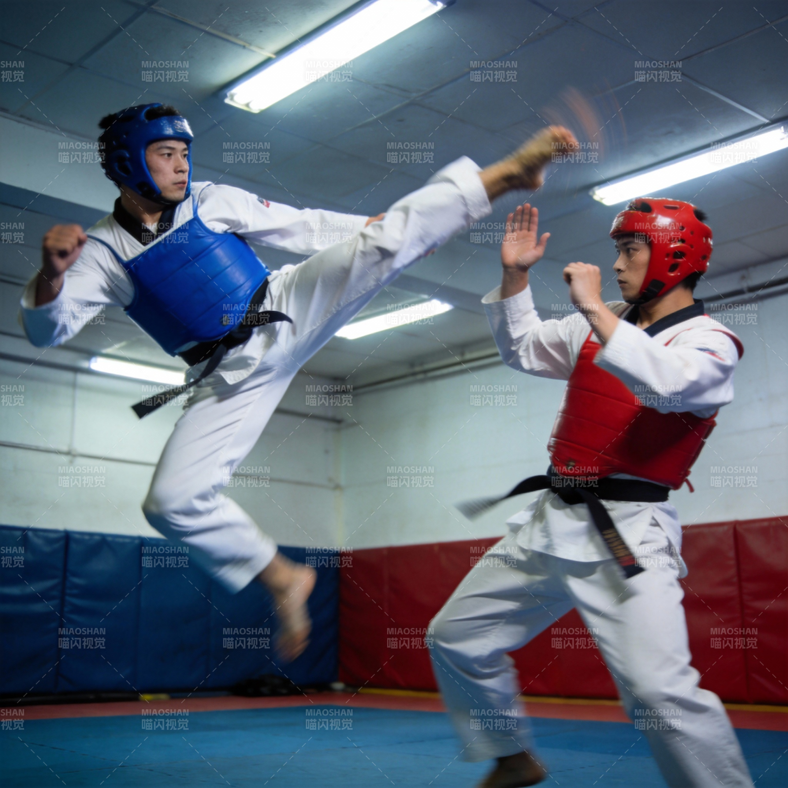 跆拳道对决瞬间图片