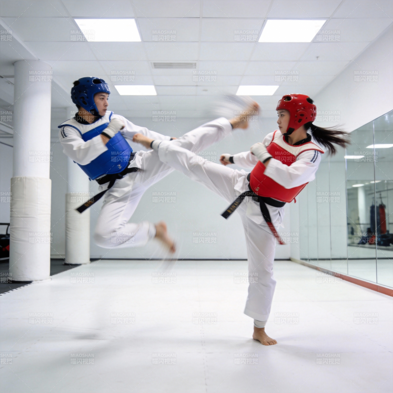 跆拳道对练瞬间图片
