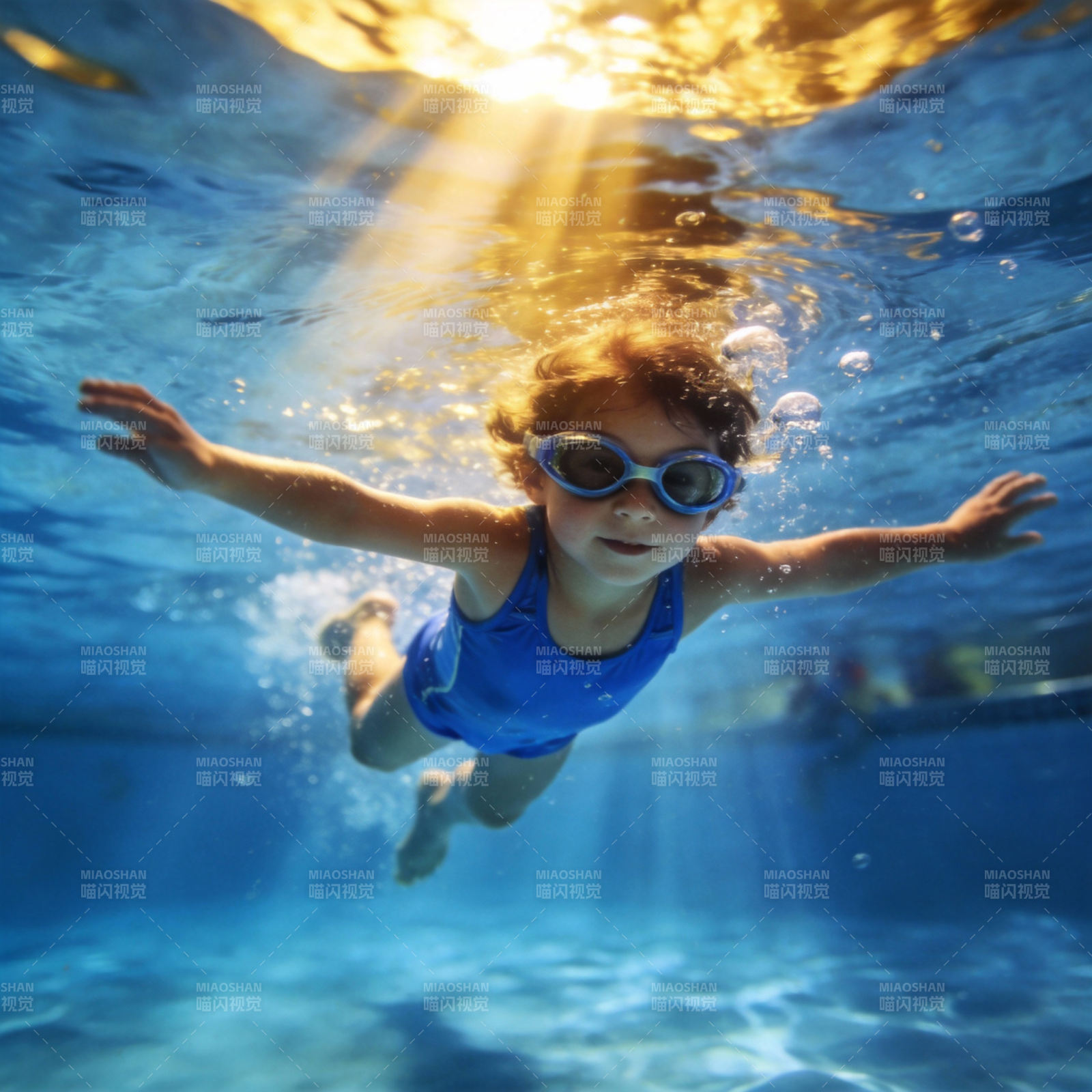 水下畅游的小女孩图片
