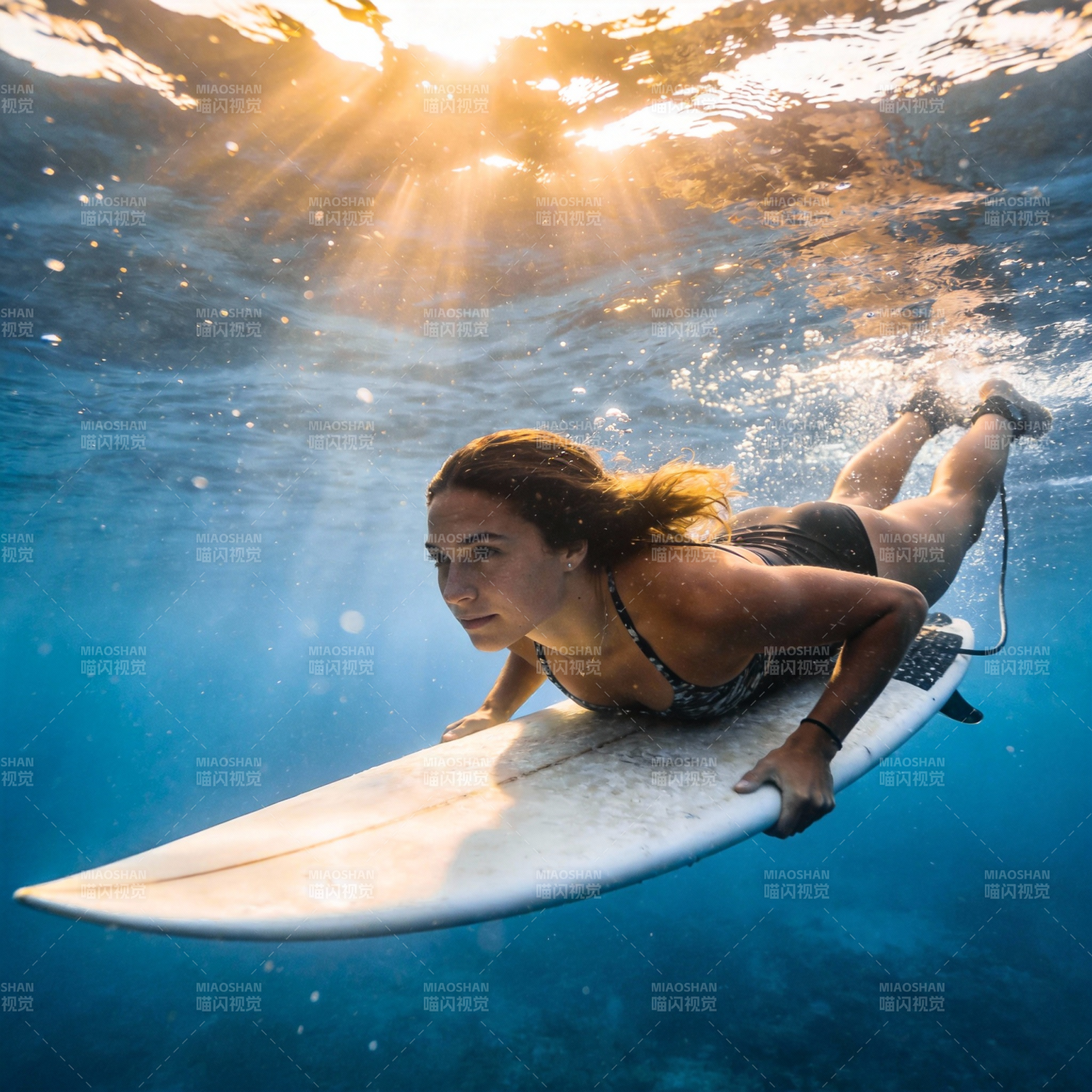 水下冲浪少女图片