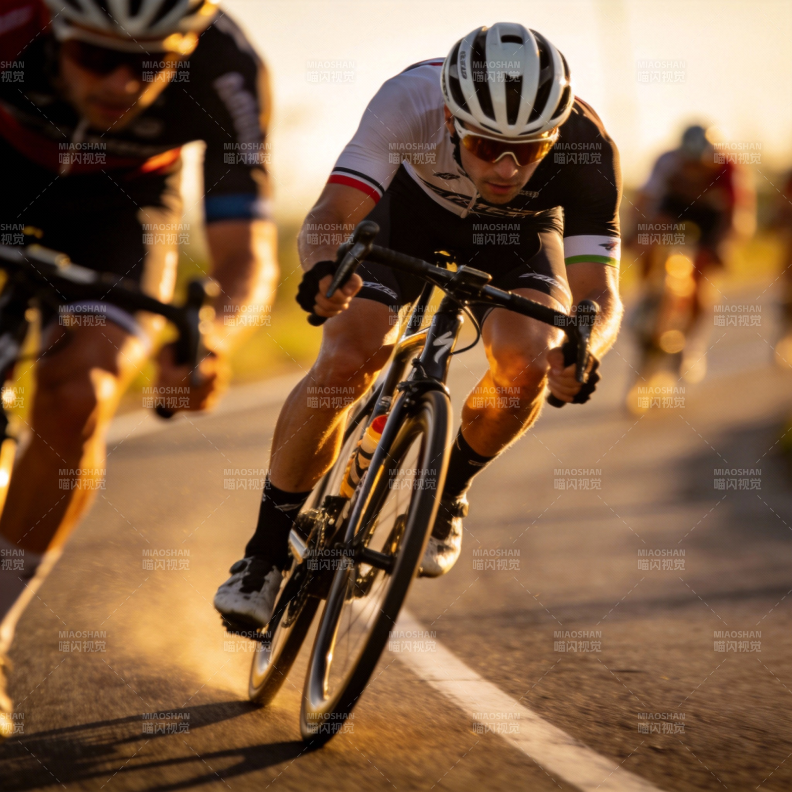 骑行竞速瞬间图片