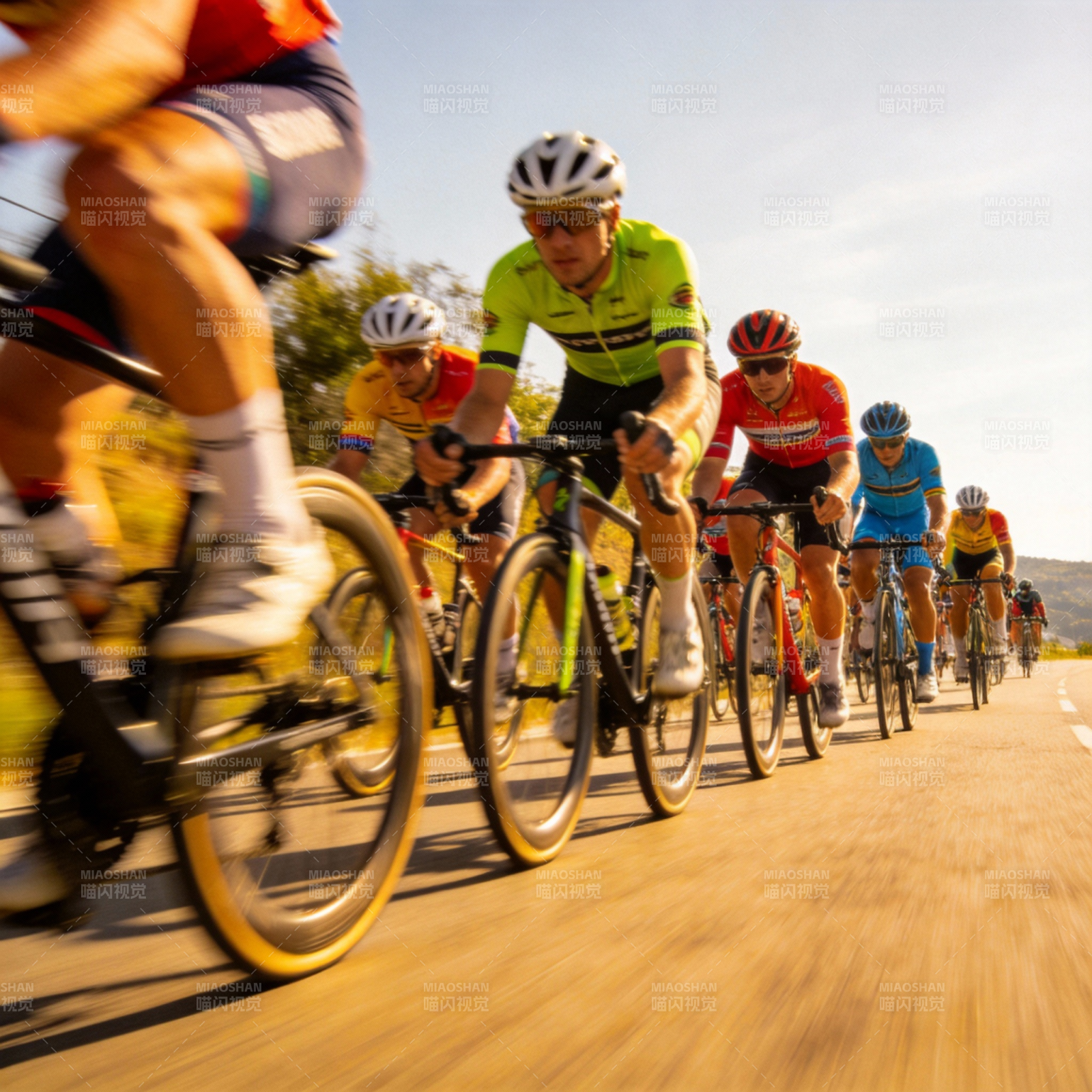骑行竞速瞬间图片