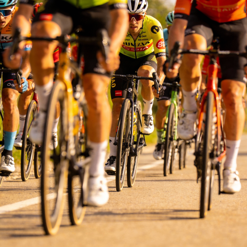 自行车赛激烈竞速图片