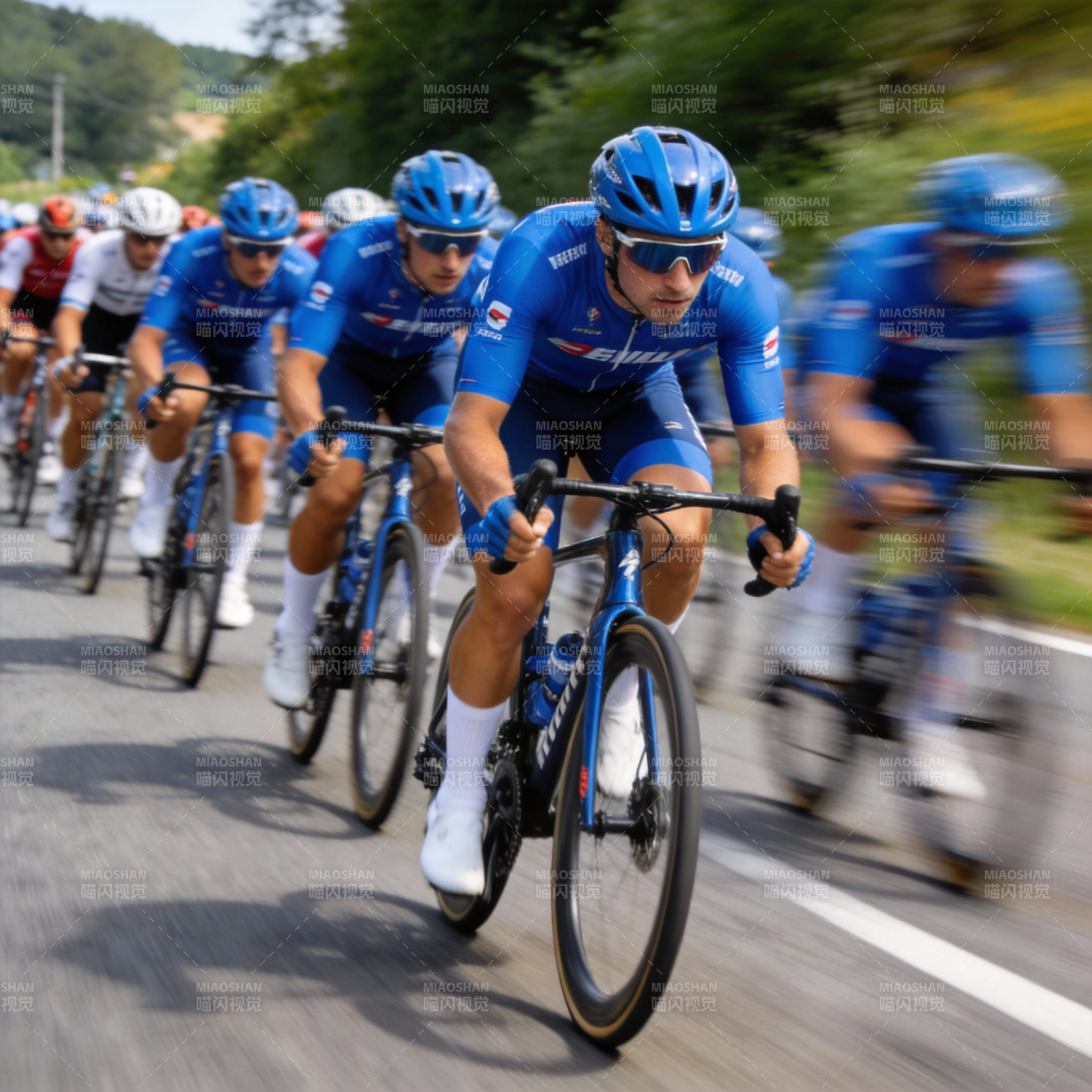 骑行队列疾驰中图片