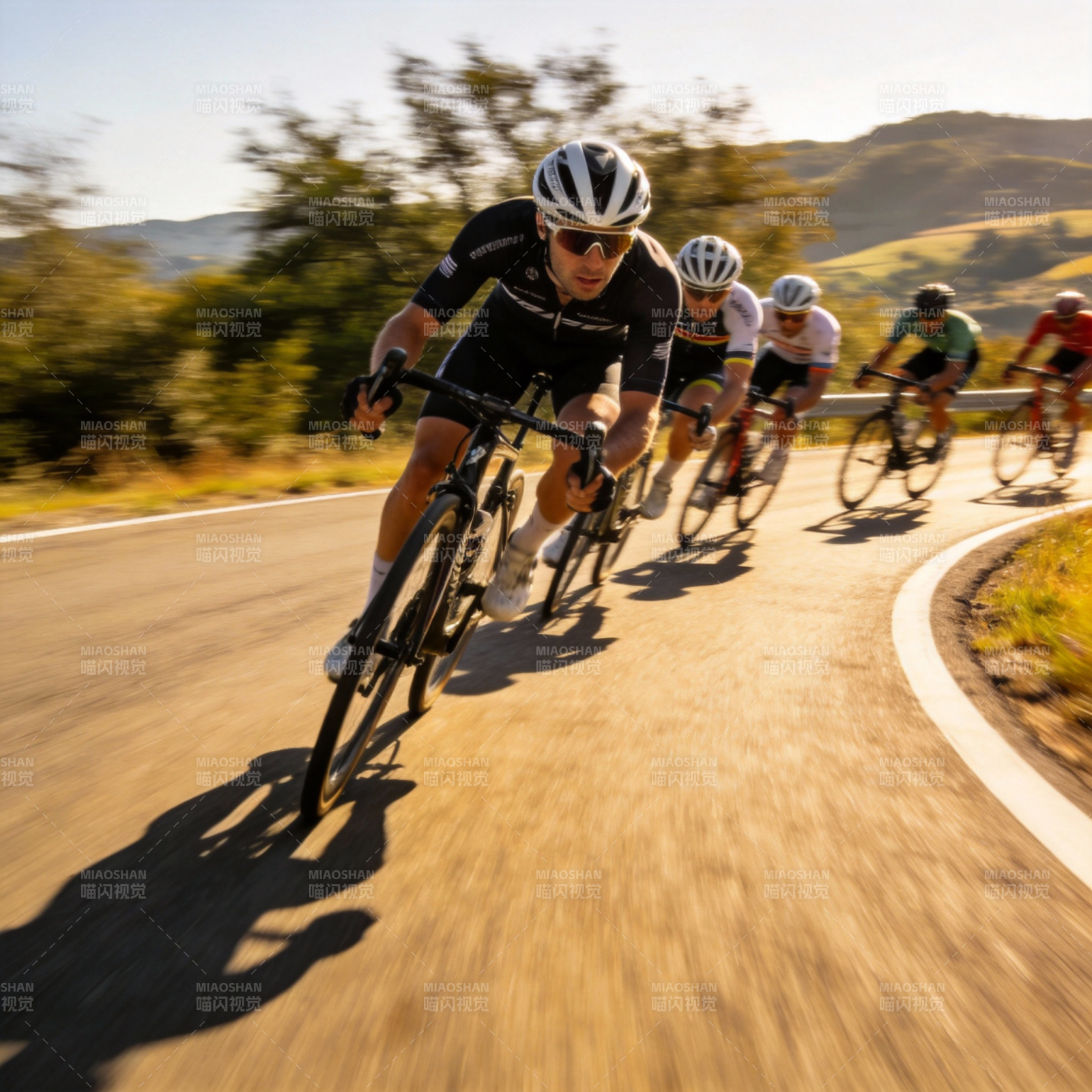 骑行竞速 山道飞驰图片