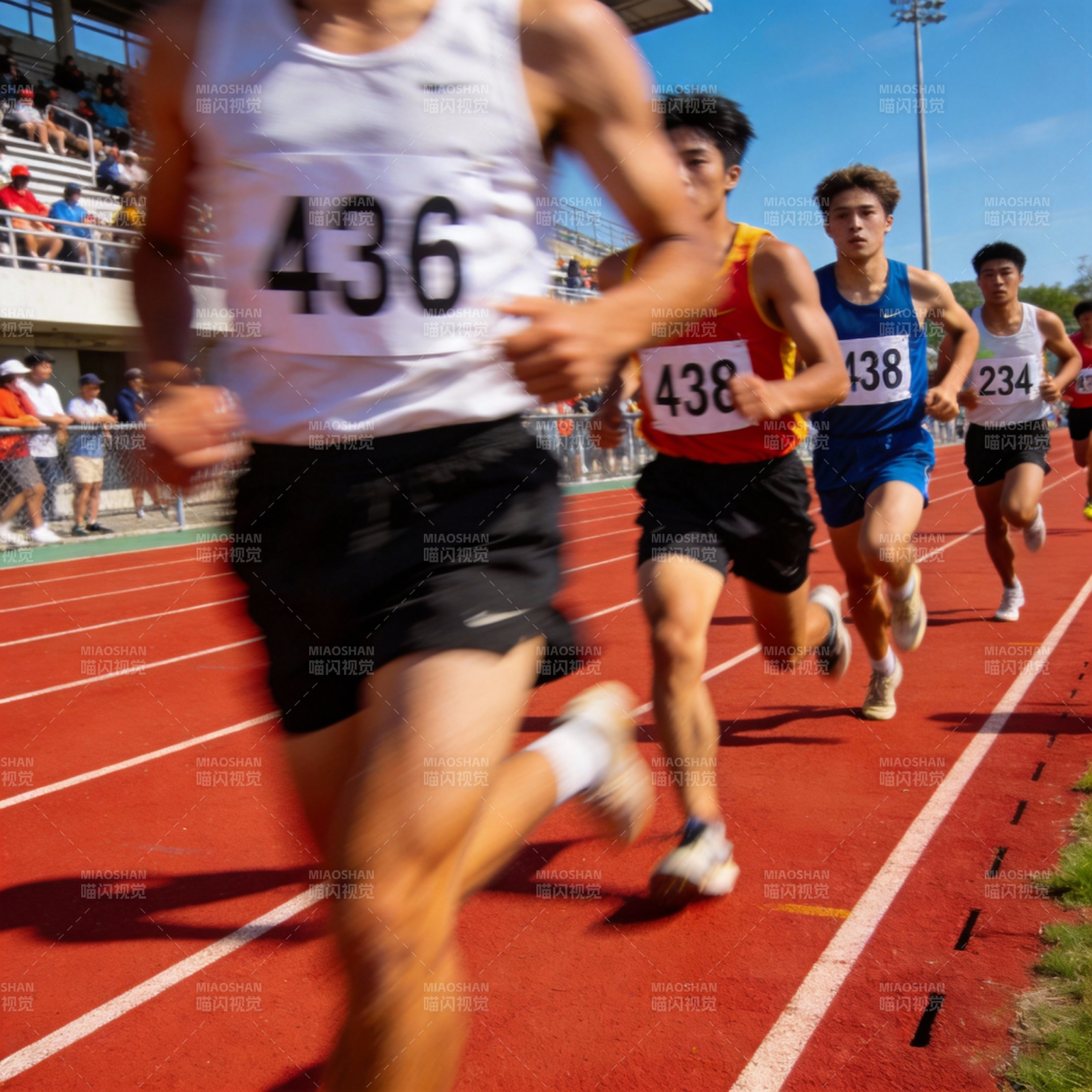 田径赛跑激烈进行图片