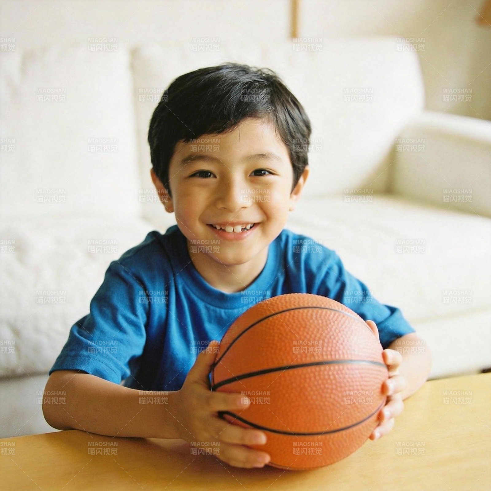 小男孩抱着篮球微笑图片