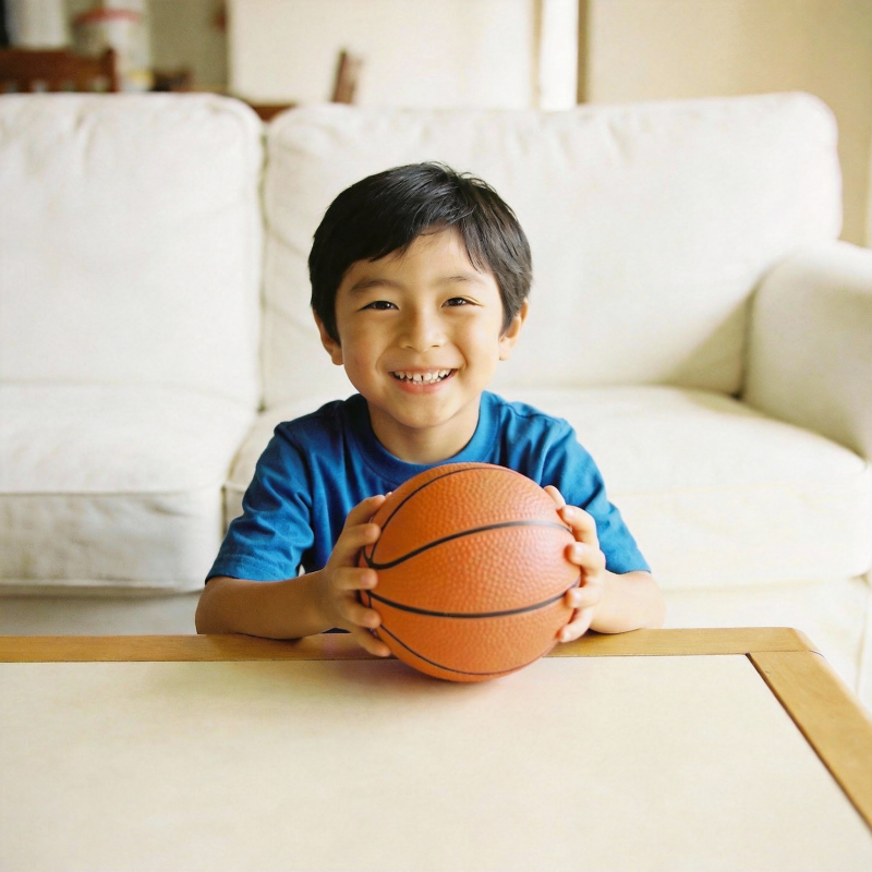 小男孩与篮球图片