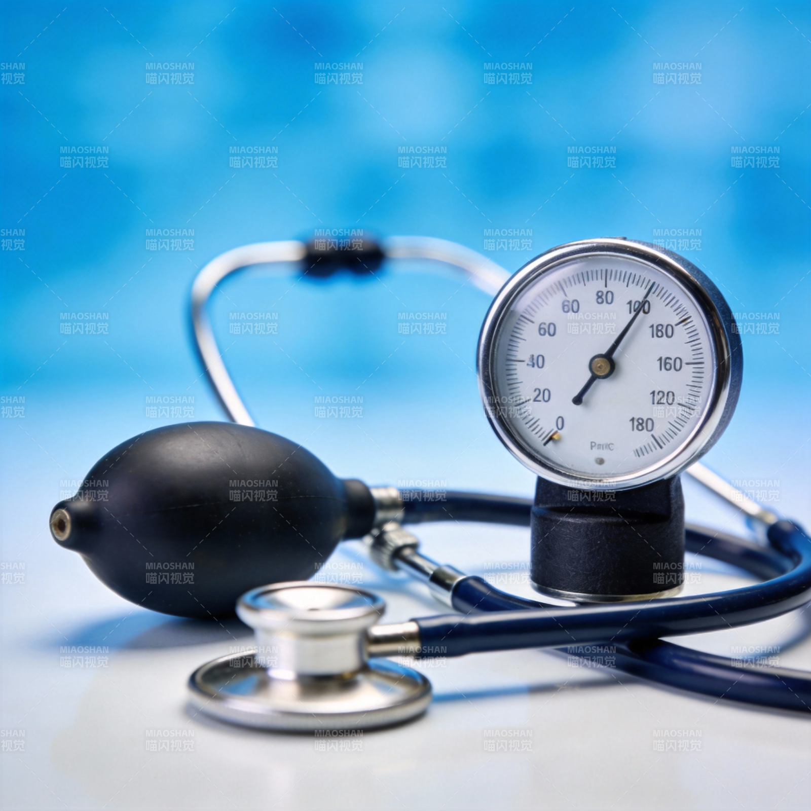 血压计与听诊器图片