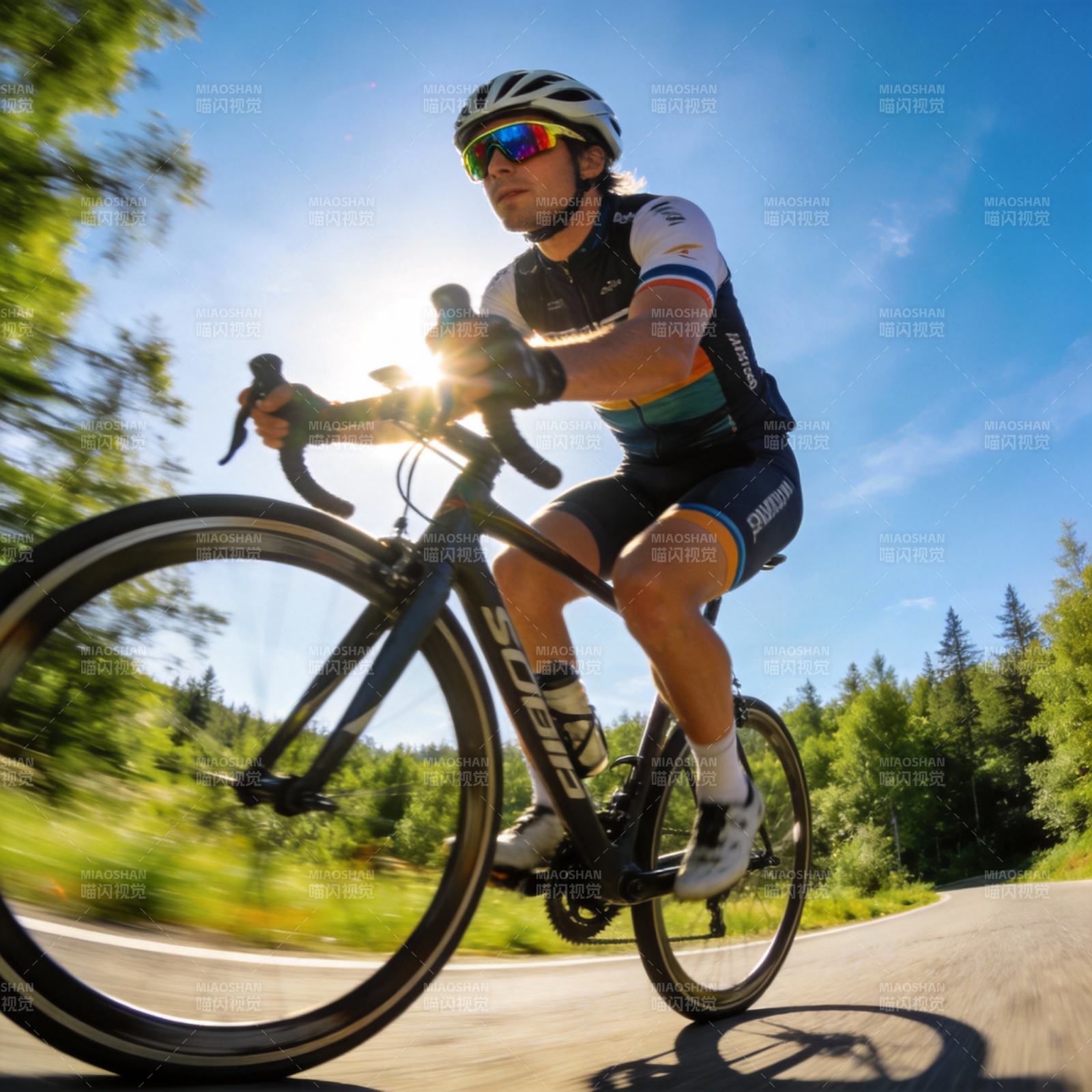 骑行者迎光疾驰图片