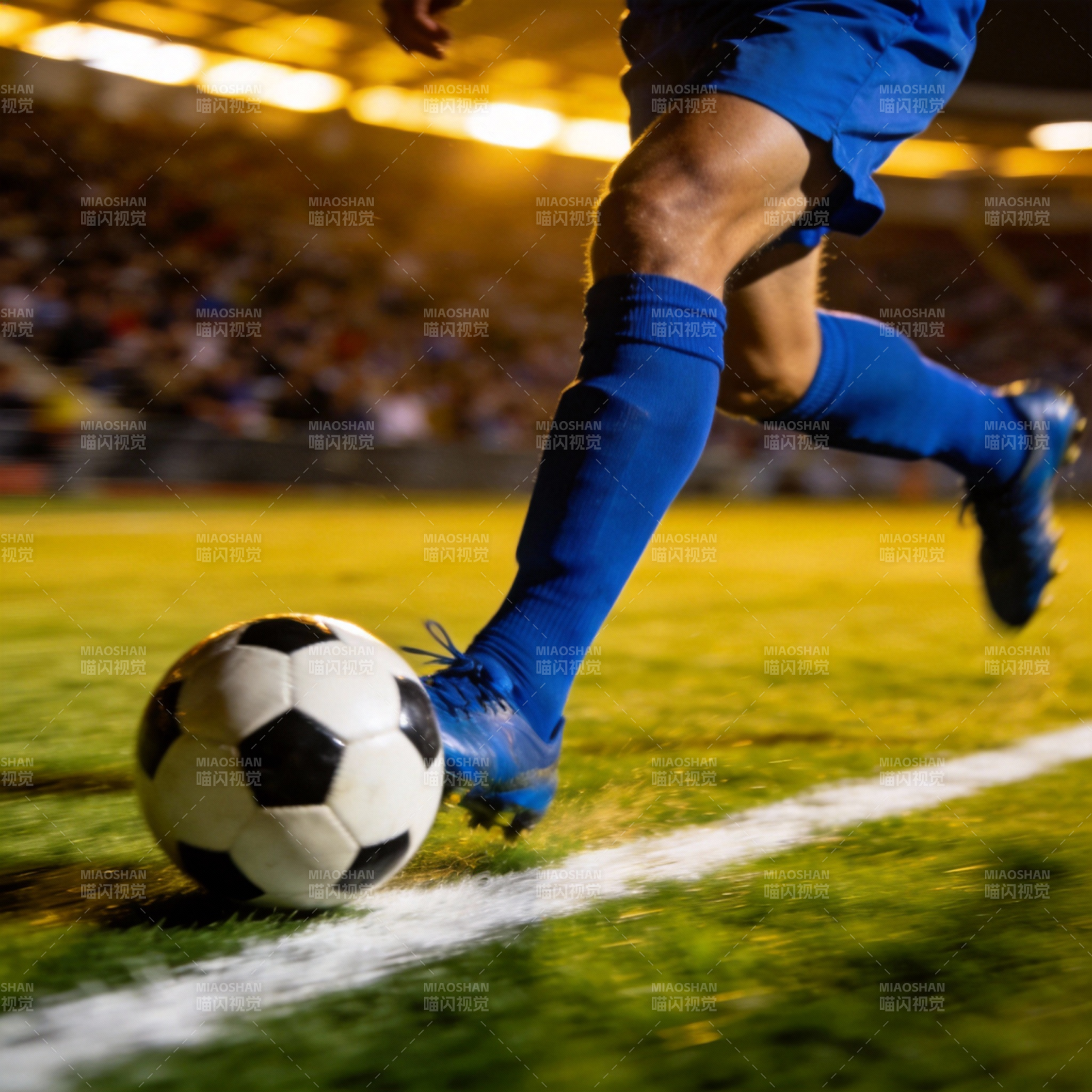 足球运动员踢球瞬间图片