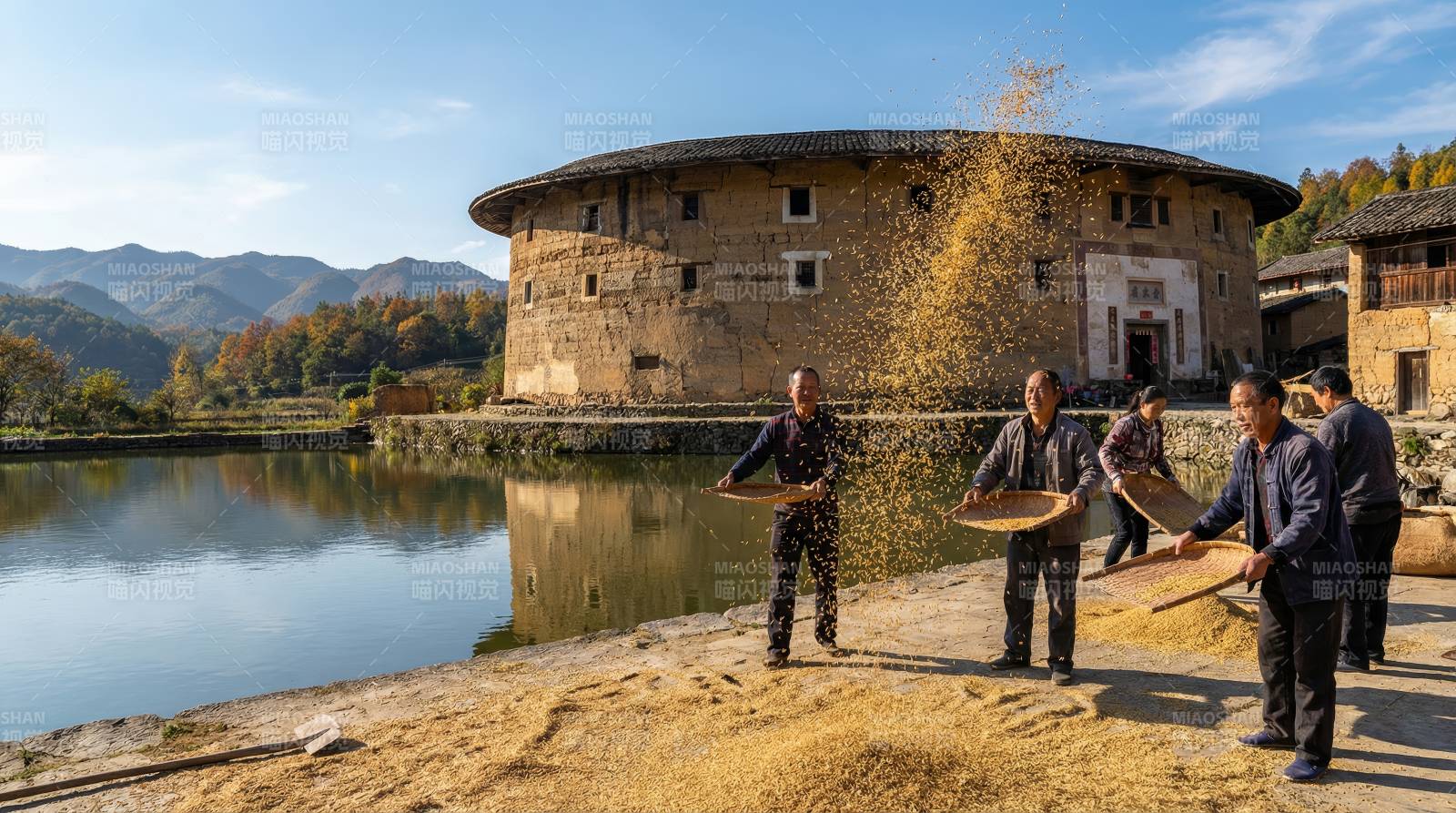 土楼前晒谷场景图片