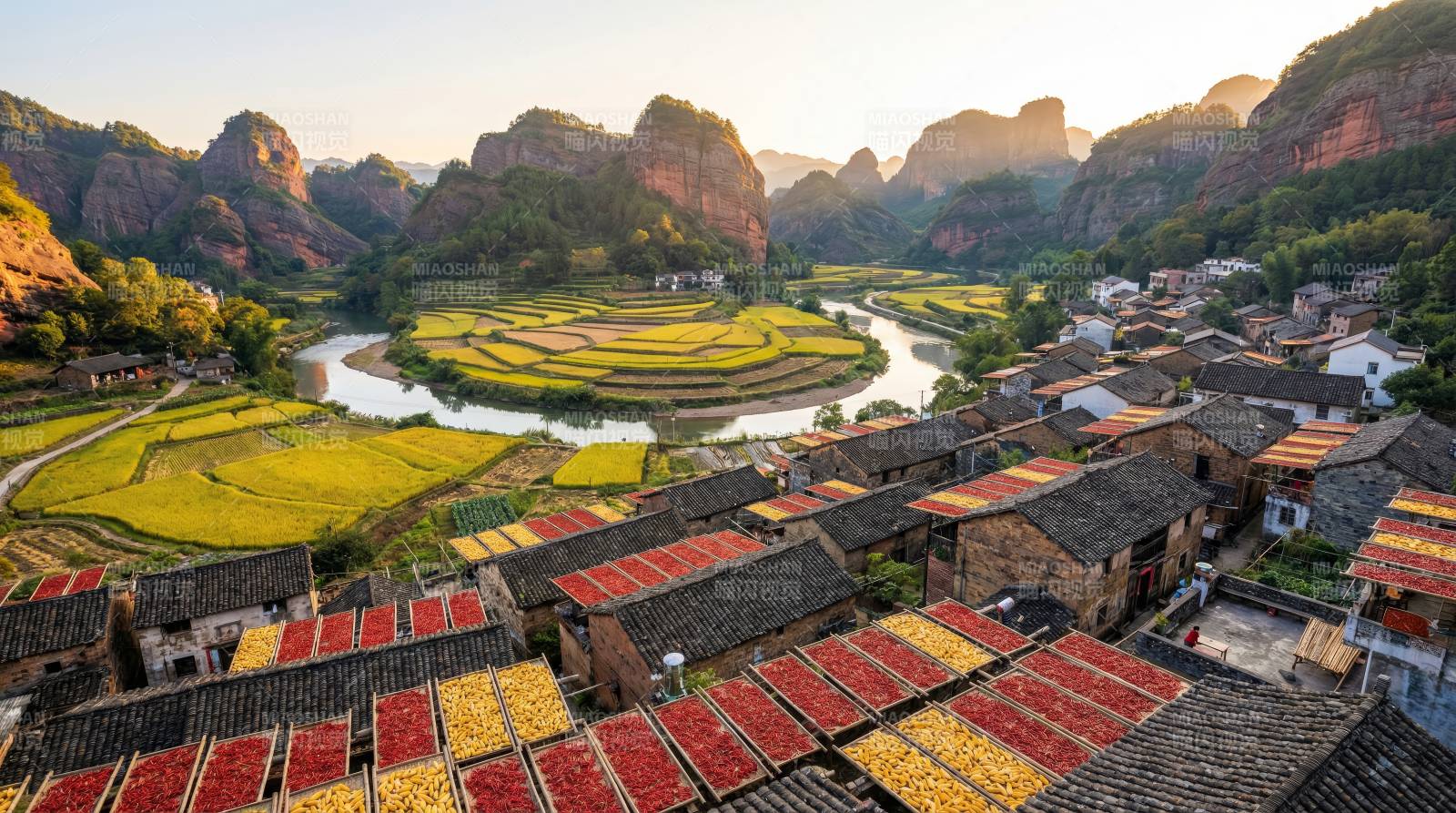 晒秋田园风光图片