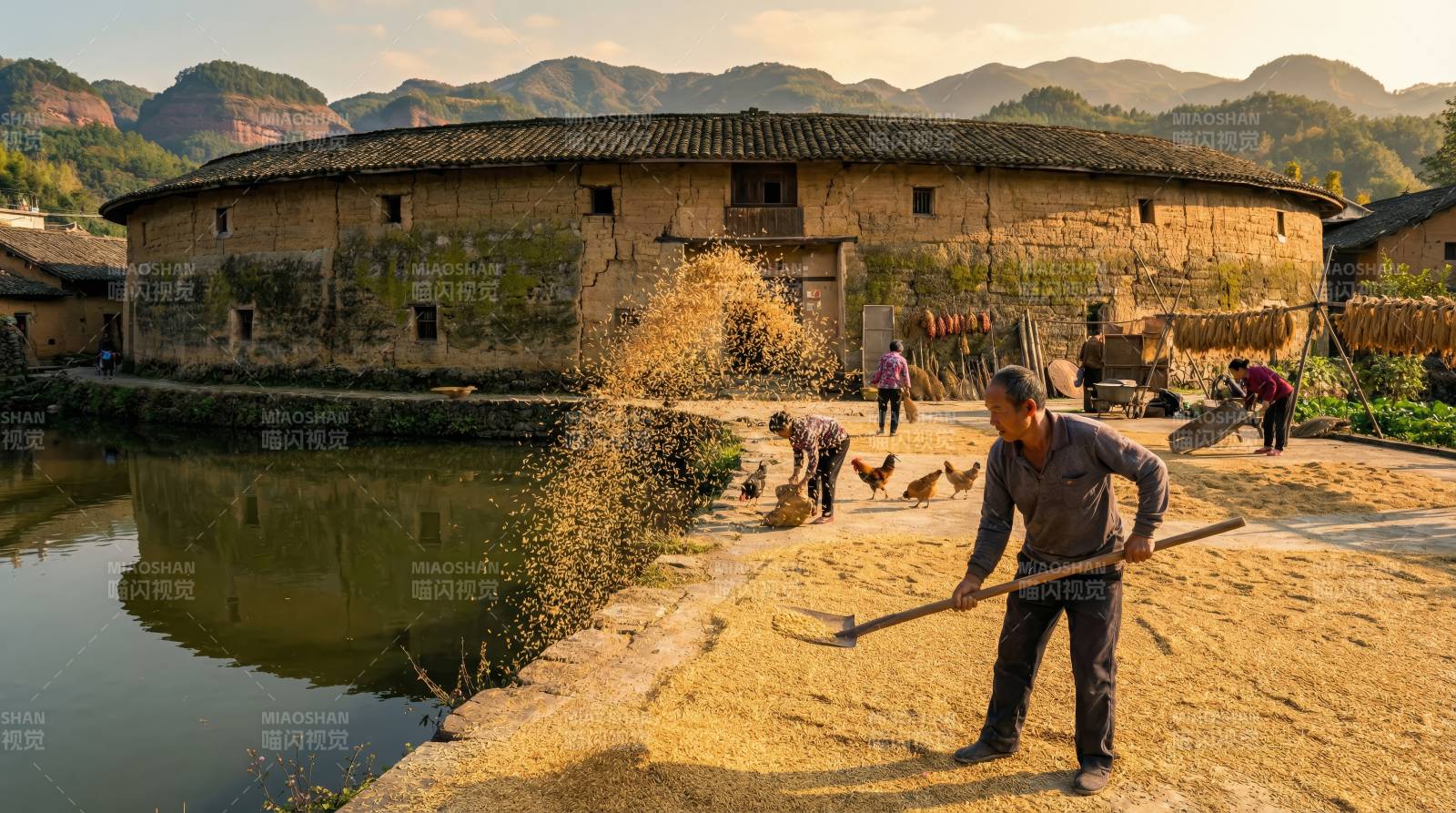 客家围屋晒谷忙图片