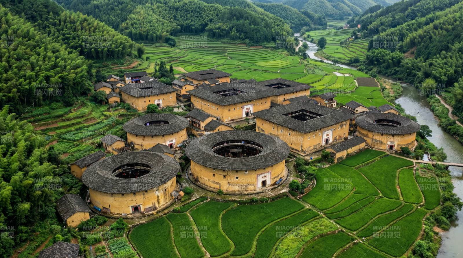 土楼群落 山水环绕图片