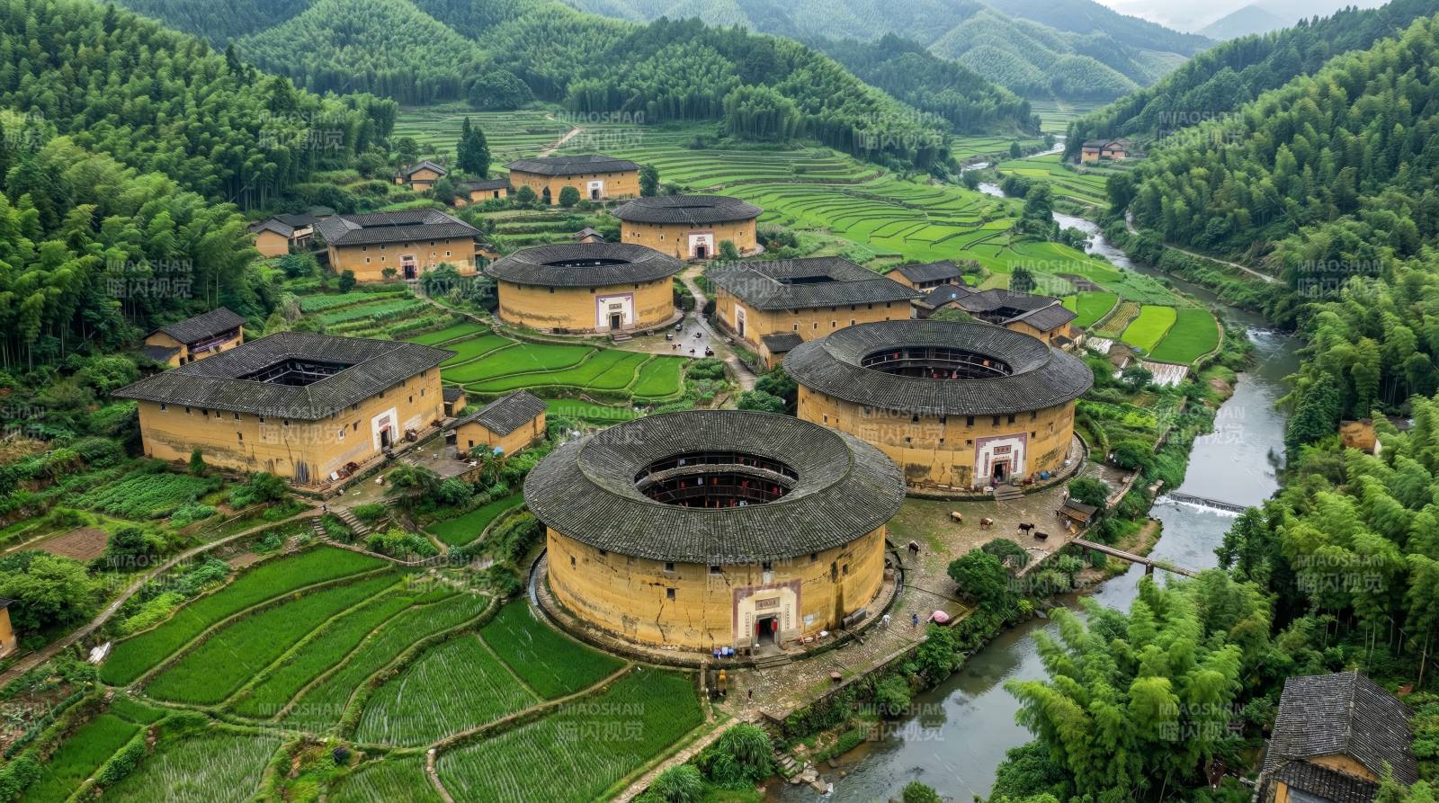 土楼群山环绕图片