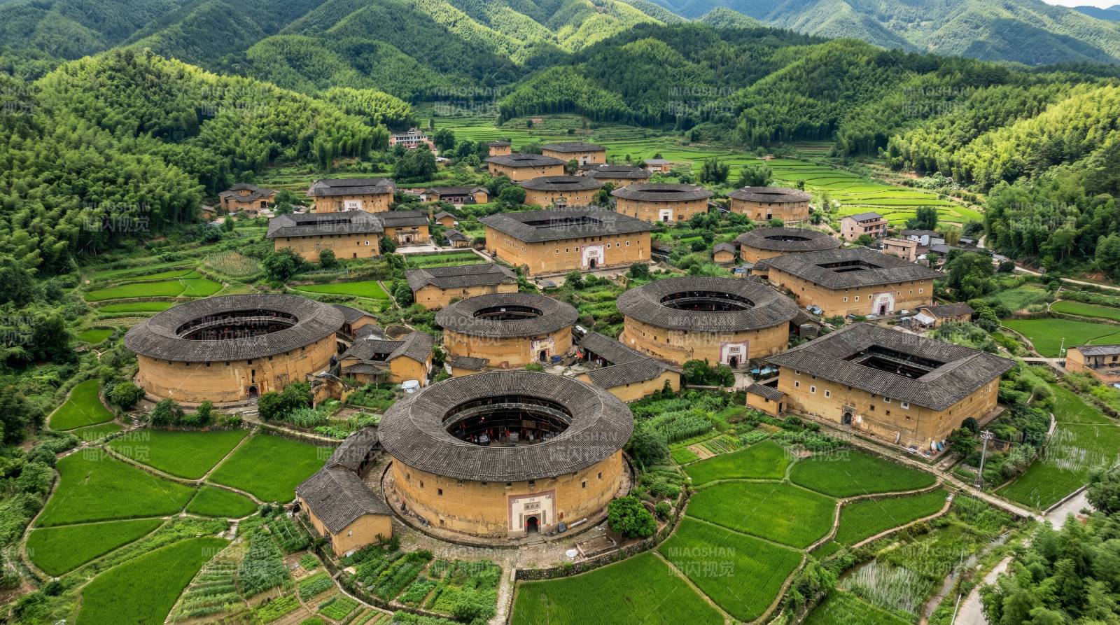 土楼群落风光图片