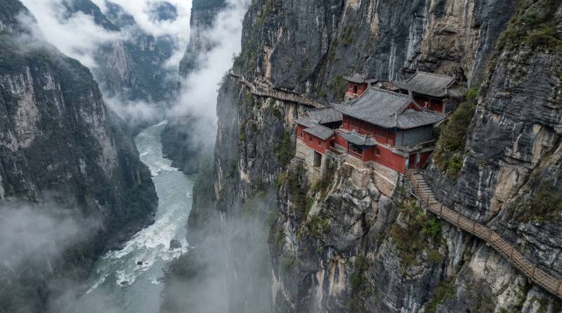 悬崖古寺云雾缭绕图片