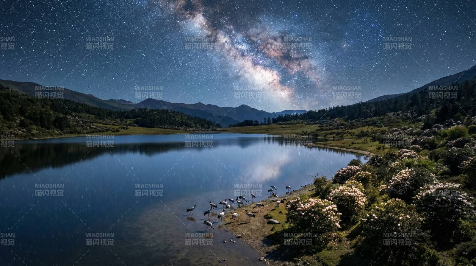 银河映湖夜景图片