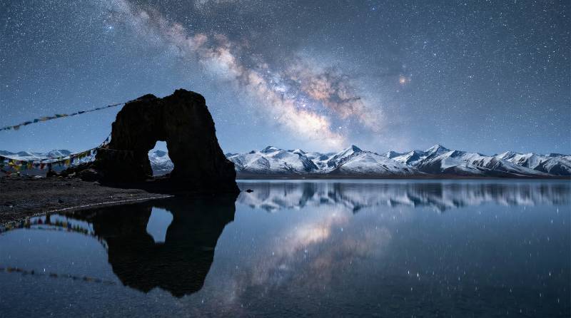 星河映湖岩图片