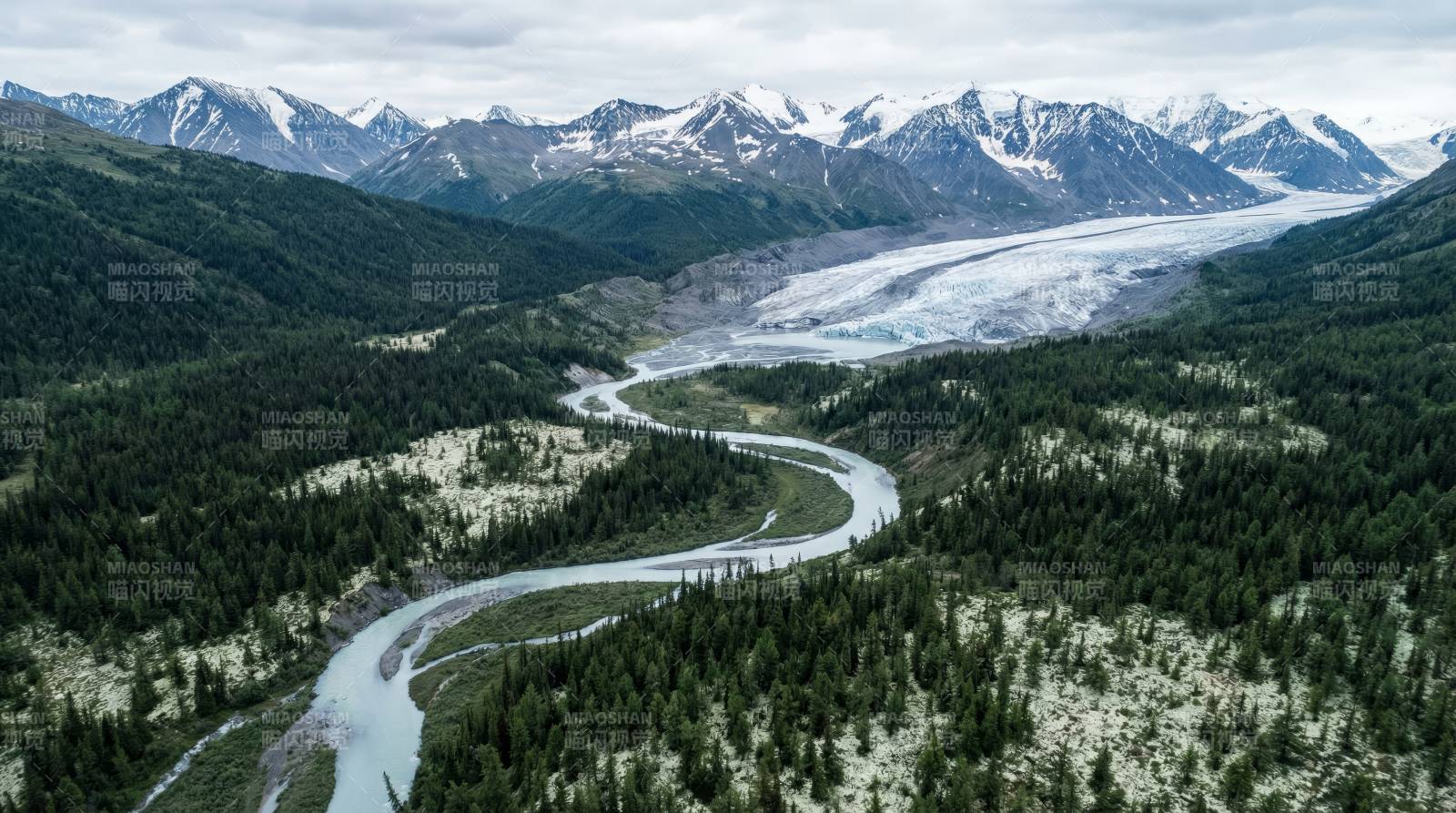 雪山峡谷河流图片