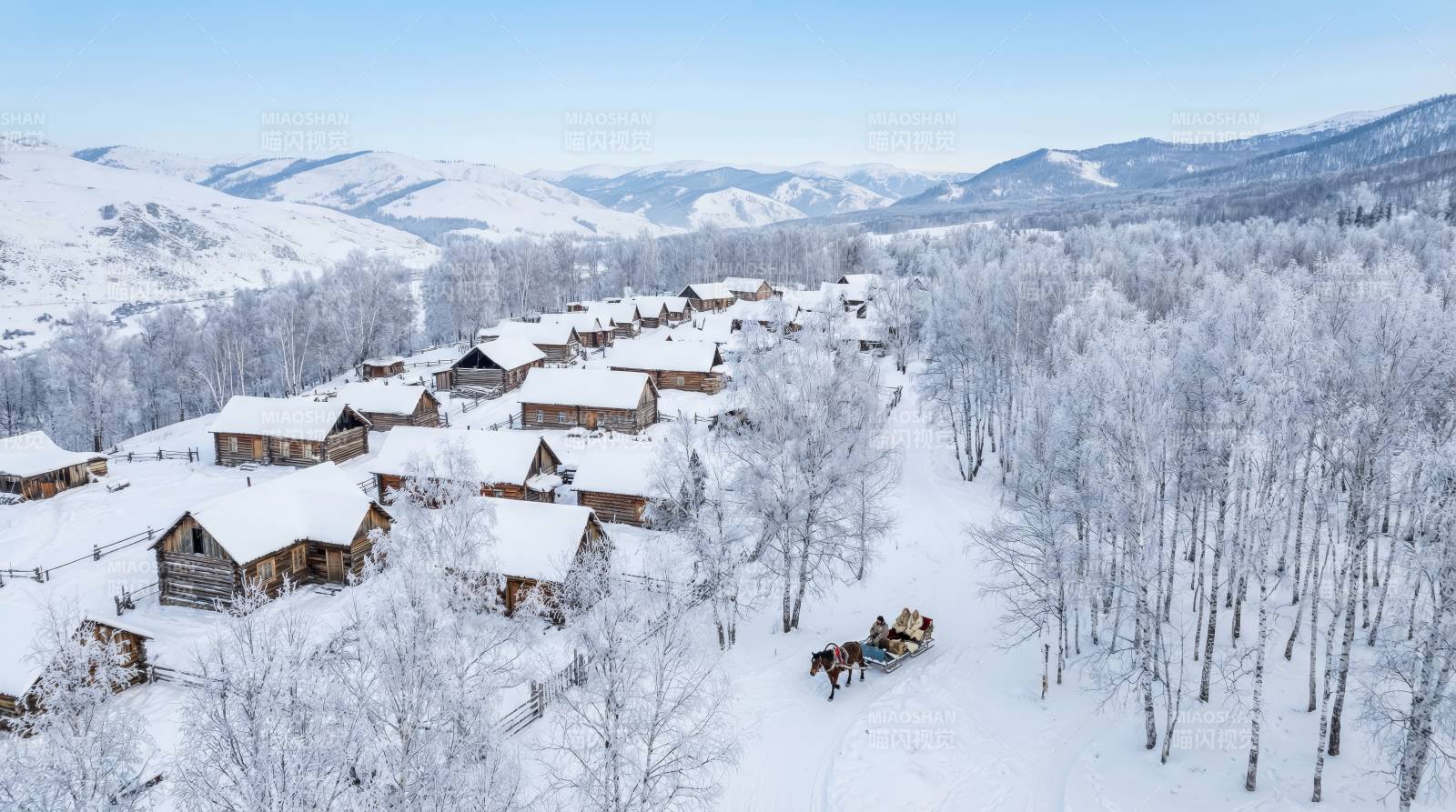 雪乡冬景 马车行迹图片