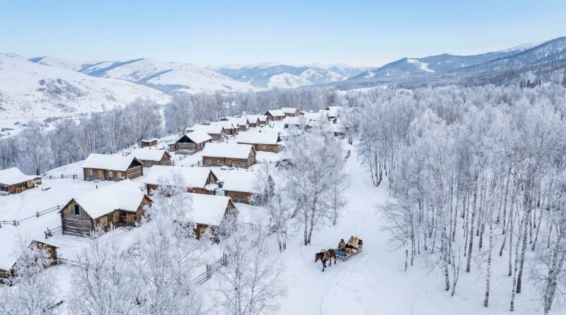 雪乡冬景 马车行迹图片
