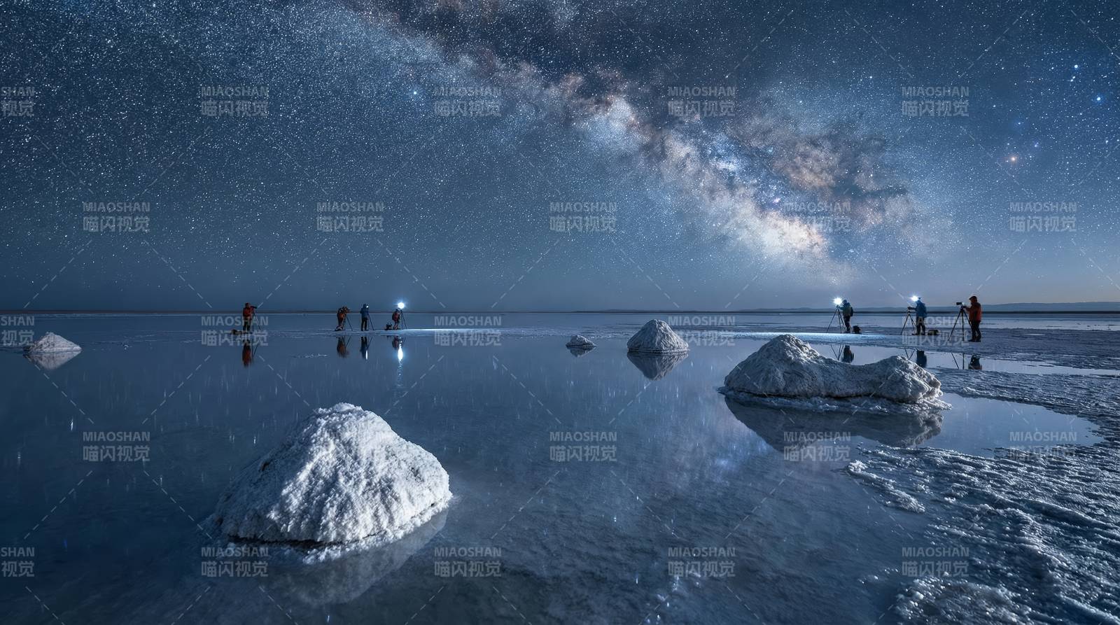 星空下的盐湖奇景图片