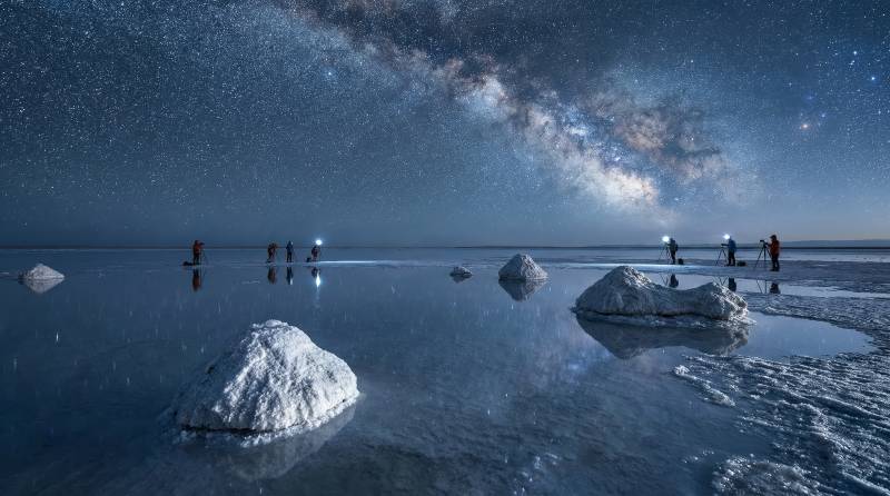 星空下的盐湖奇景图片