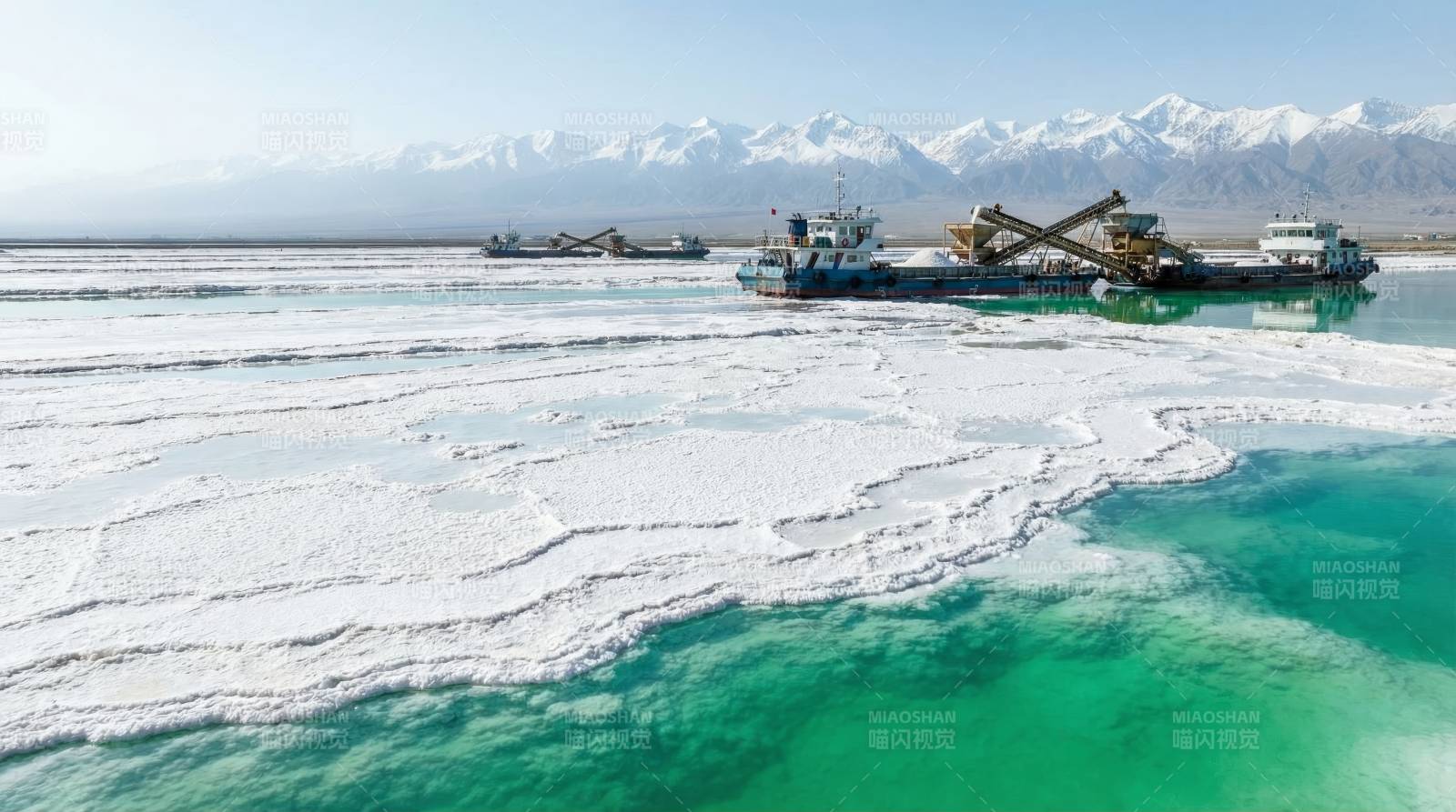 盐湖采盐作业图片