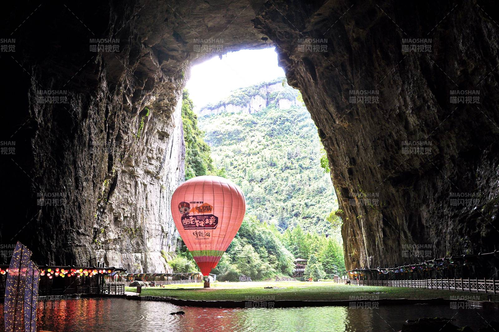 湖北恩施州腾龙洞洞穴口图片