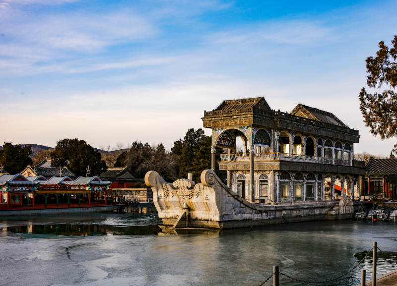 颐和园 石舫静泊湖畔图片