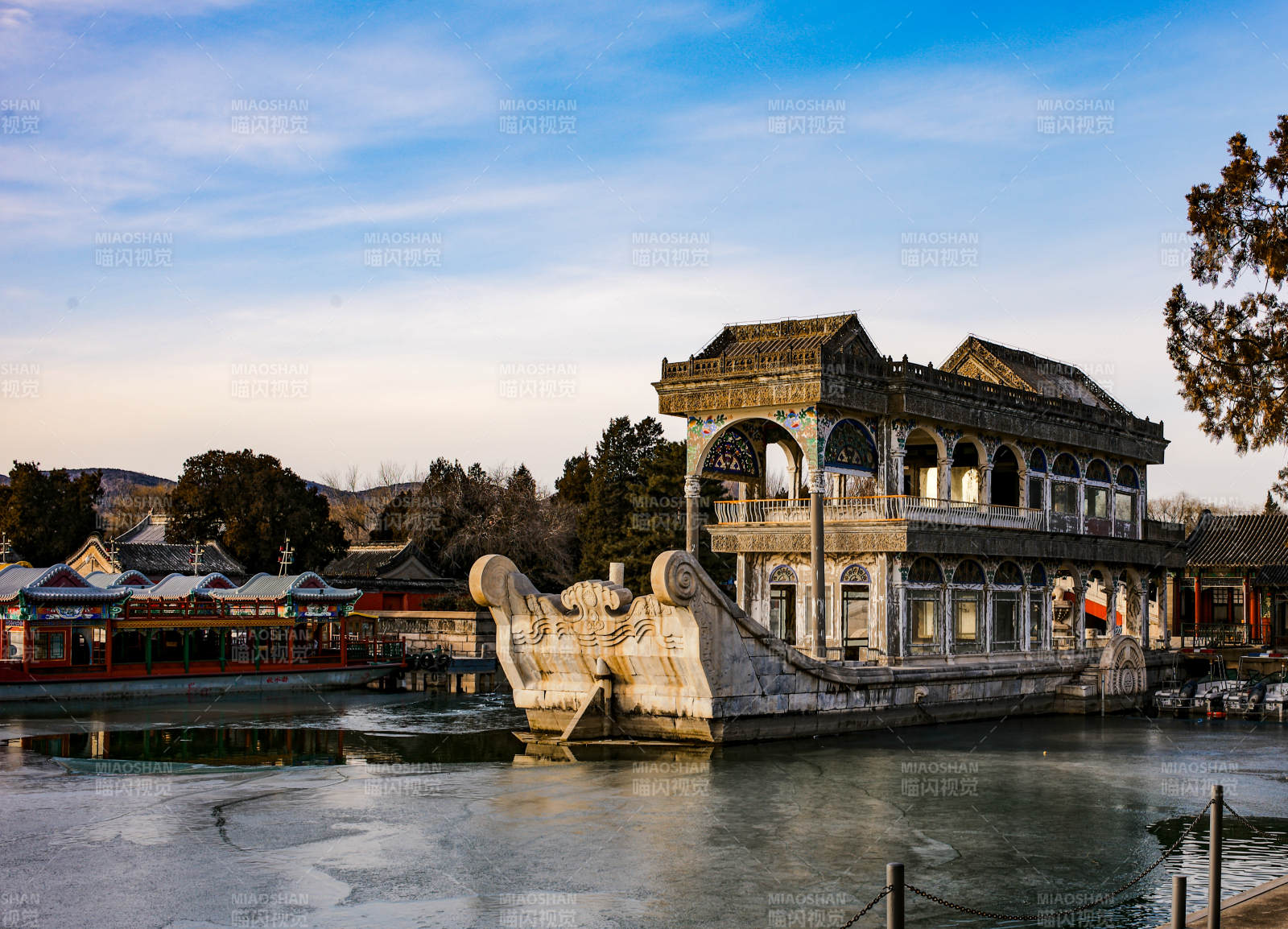 颐和园 石舫静泊湖畔图片