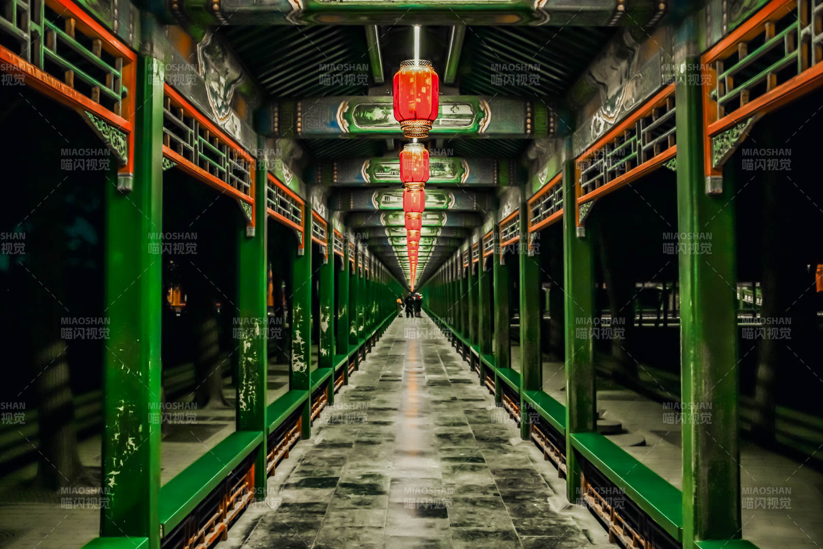 颐和园长廊红灯映古韵图片