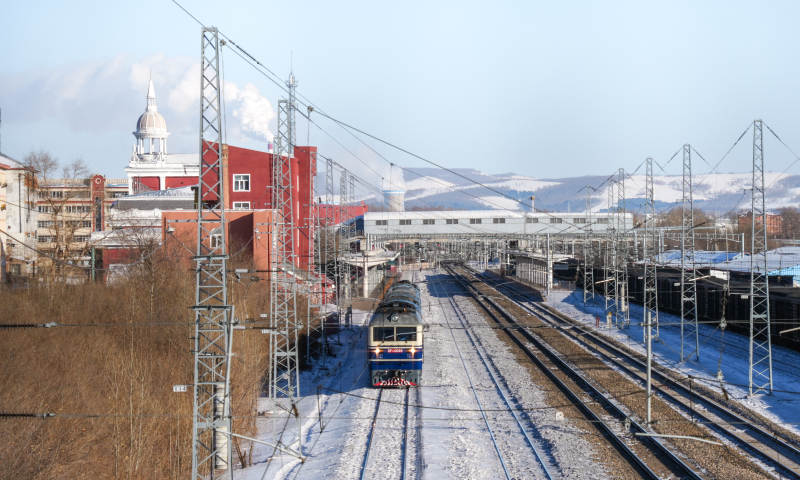 雪中列车行驶场景图片