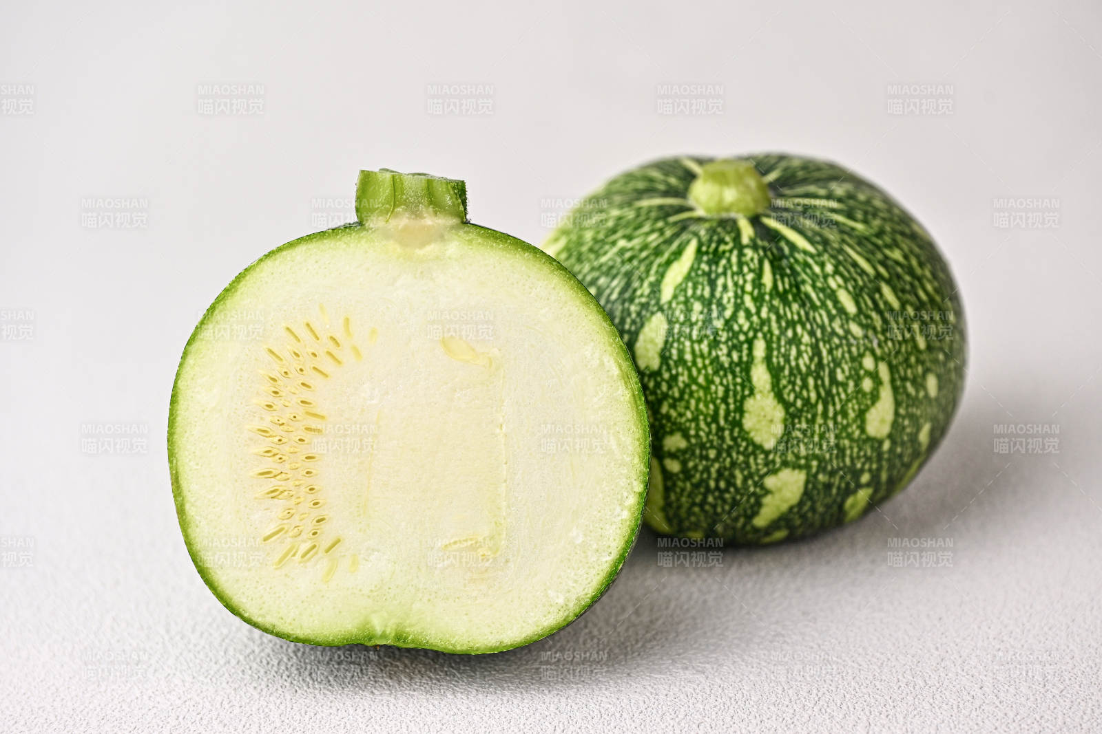 翠绿斑点小南瓜切开展示图片