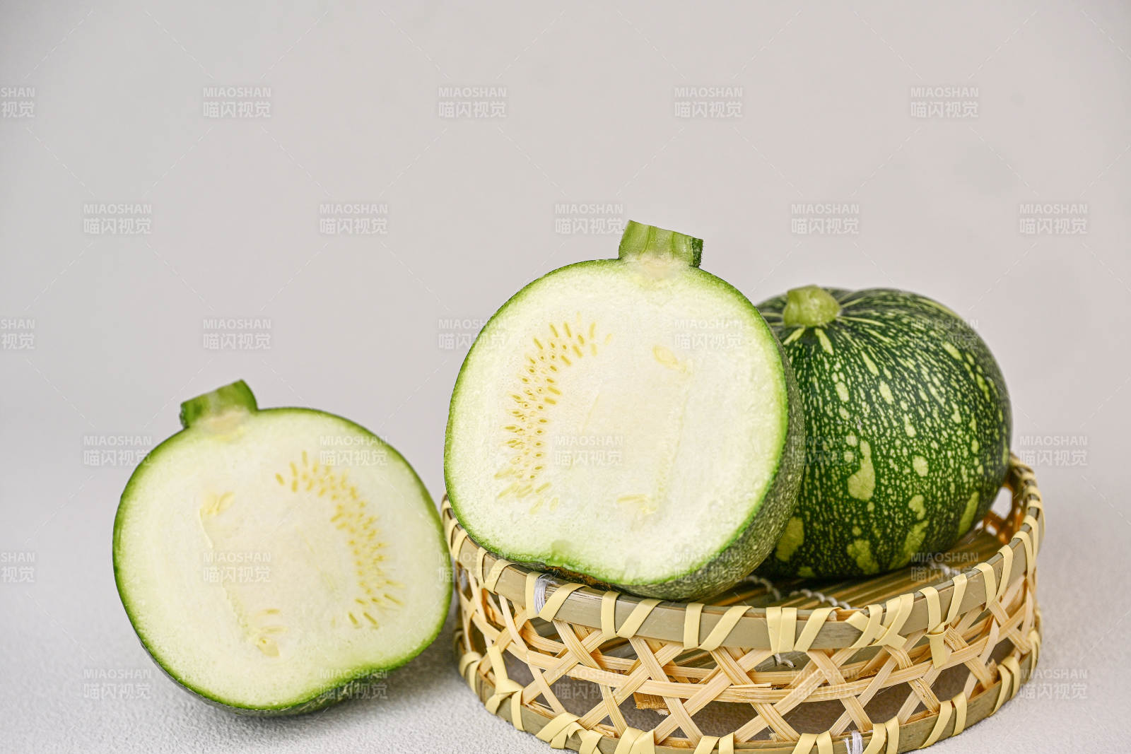 翠绿斑点小南瓜切开展示图片