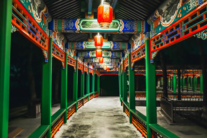颐和园古色古香长廊夜景图片