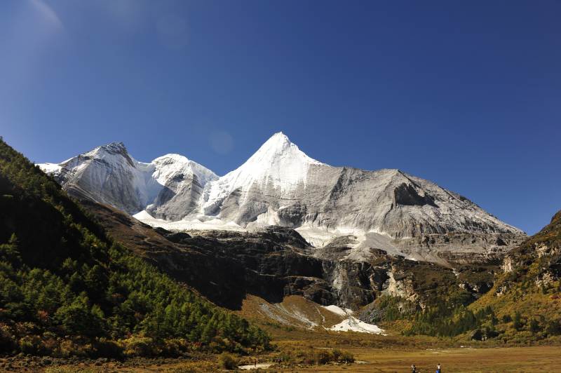 亚丁稻城雪山巍峨 蓝天映衬图片