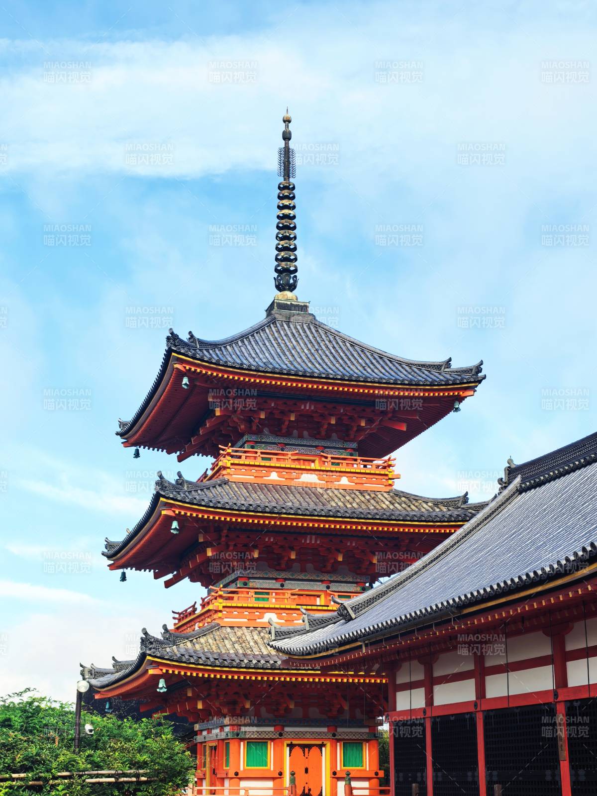 清水寺古塔映蓝天图片