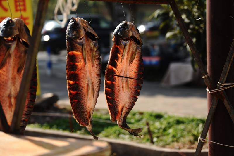 风干鱼悬挂于户外图片