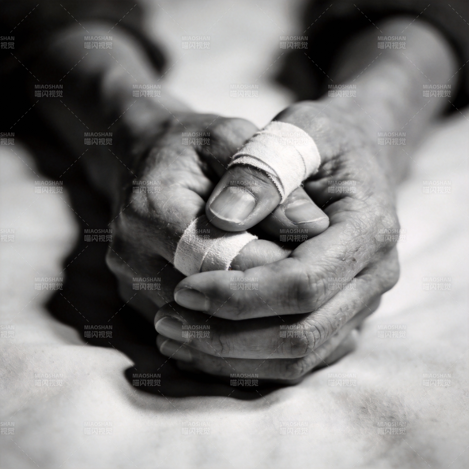 缠绷带的手图片