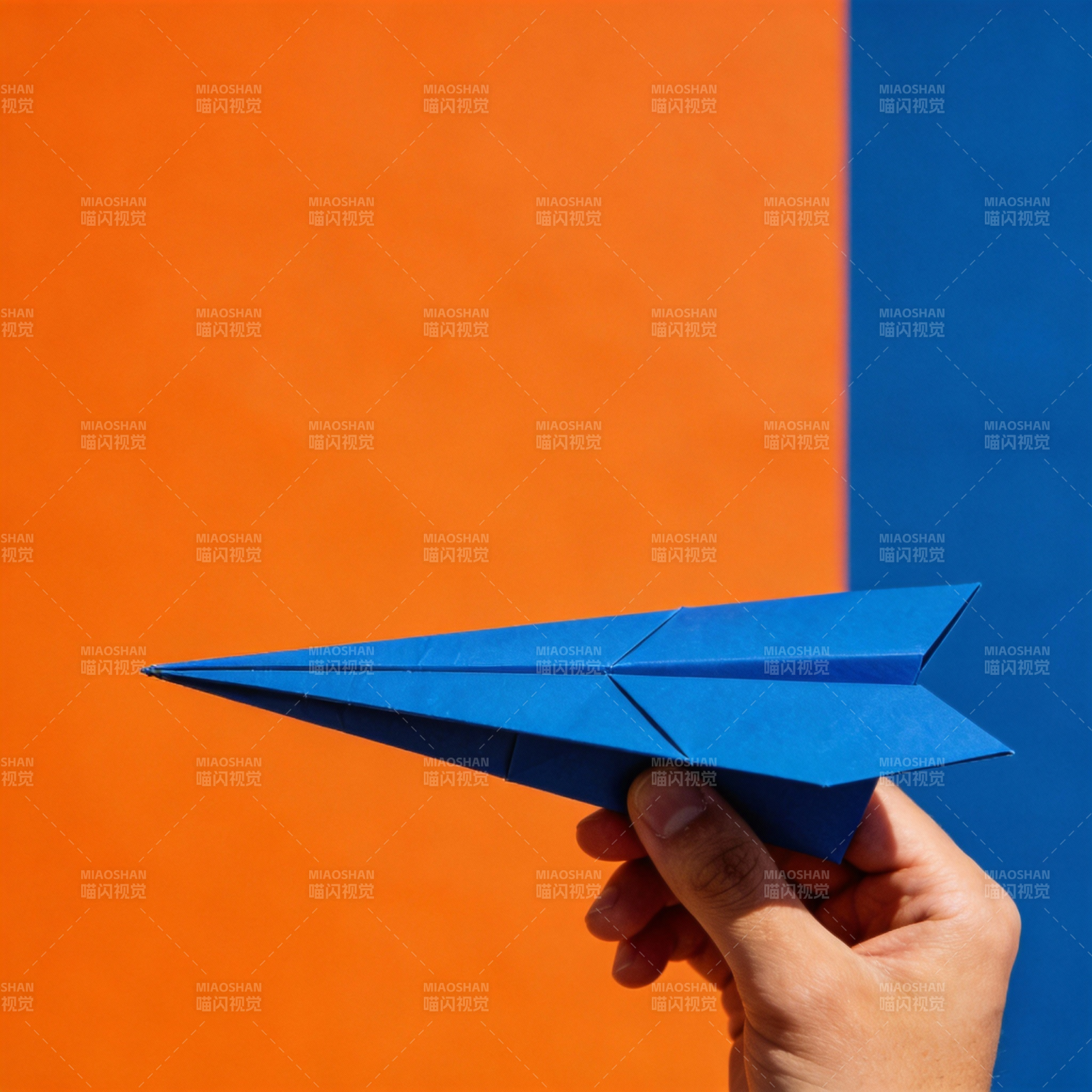 蓝色纸飞机图片