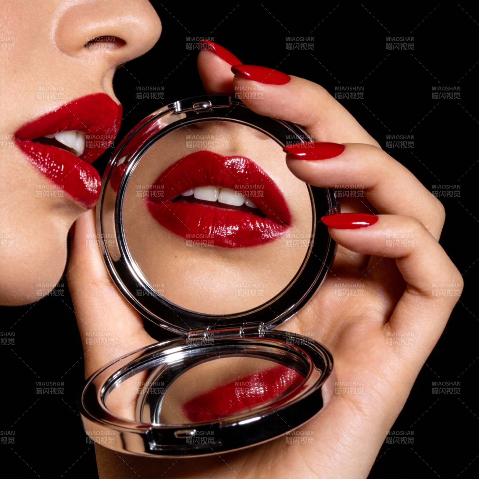 红唇映镜 美艳动人图片