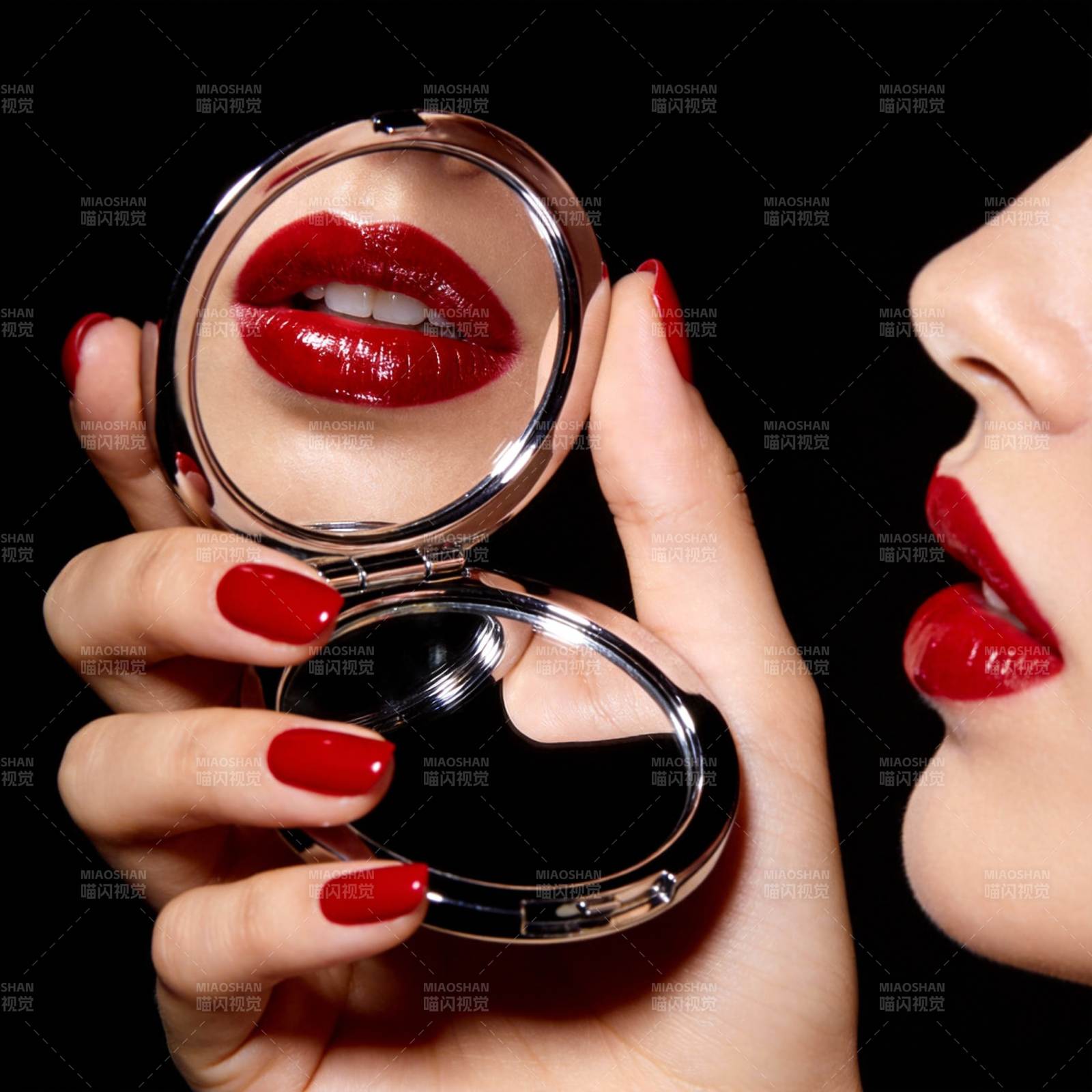 红唇镜中映图片