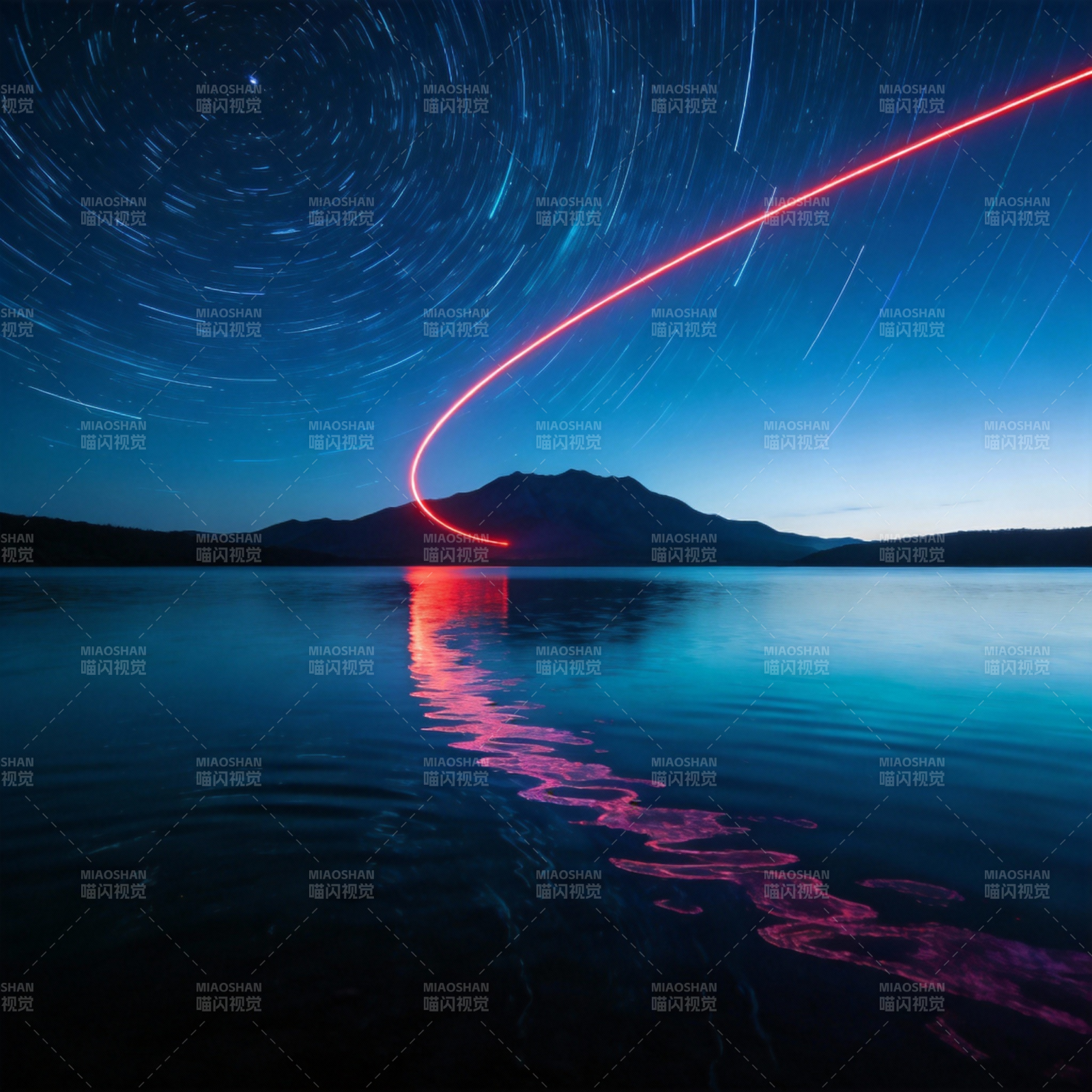 星轨映湖夜景图片