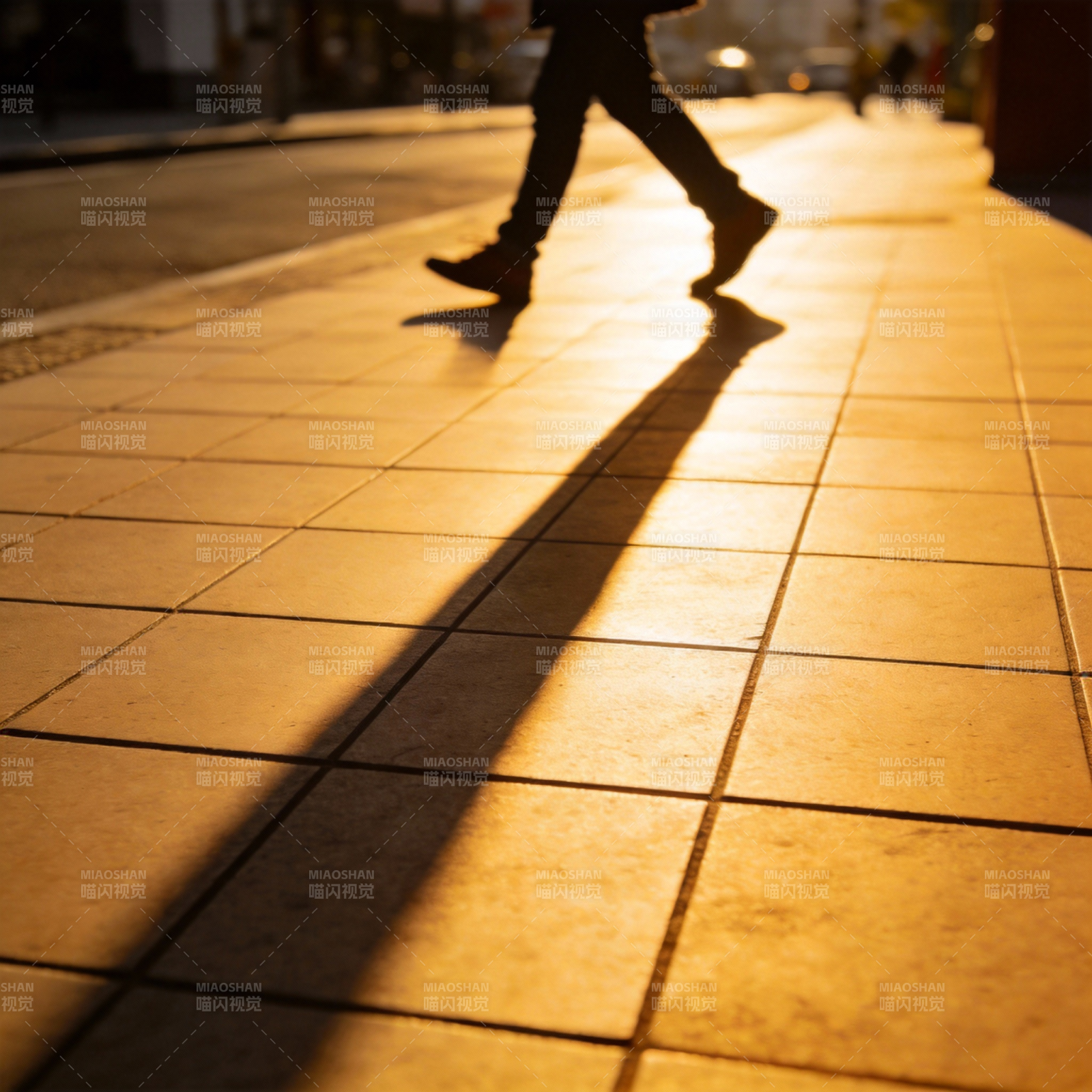 光影中的行人剪影图片