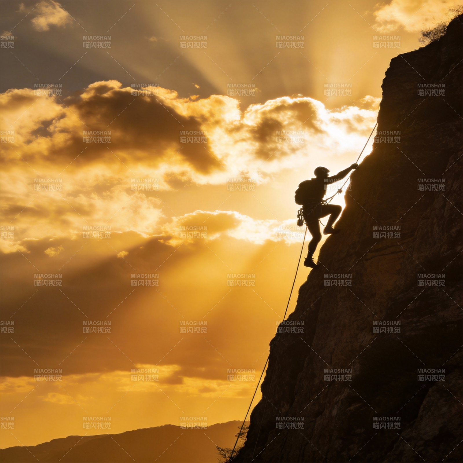 攀岩者逆光登顶图片