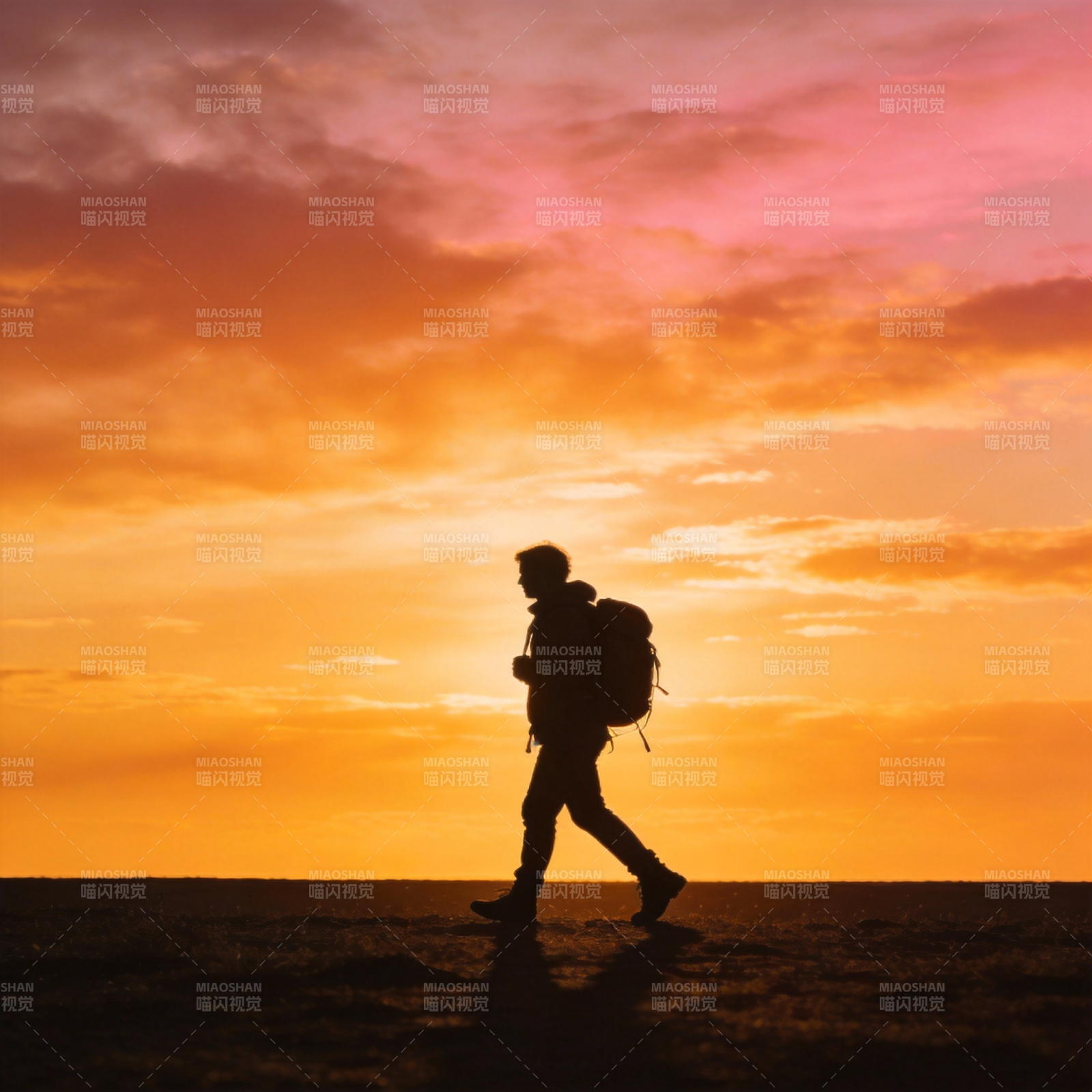 夕阳下的旅人剪影图片